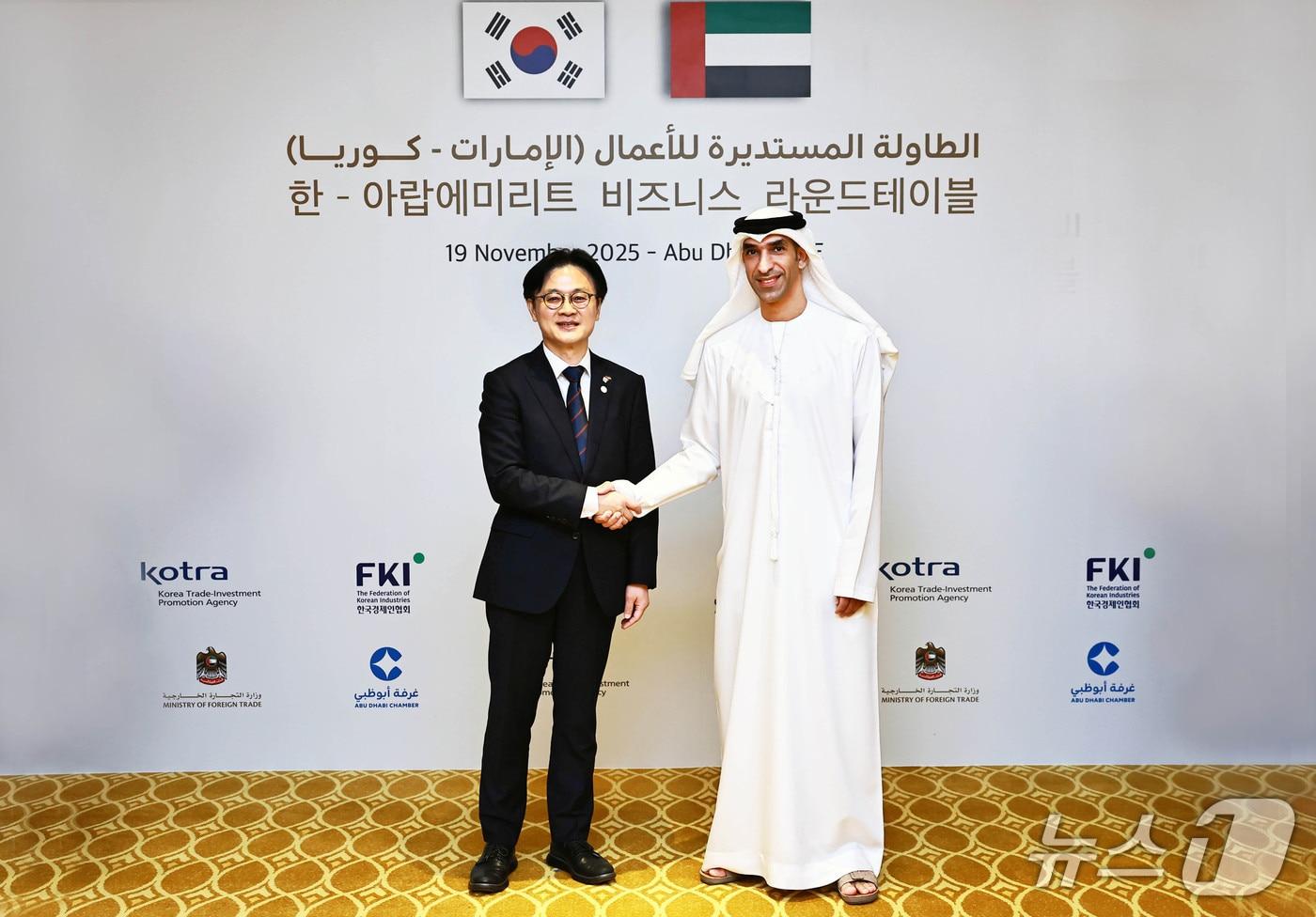 김정관 산업통상부 장관은 19일(현지시간) UAE 아부다비 에미레이트 팰래스호텔에서 ‘이재명 대통령의 UAE 국빈 방문 계기’에 알 제유디(Al Zeyoudi) UAE 대외무역부 장관과 함께 '한-UAE 비즈니스 라운드테이블 계기 MOU 체결식'에 참석했다. (산업통상부 제공) /2025.11.19/