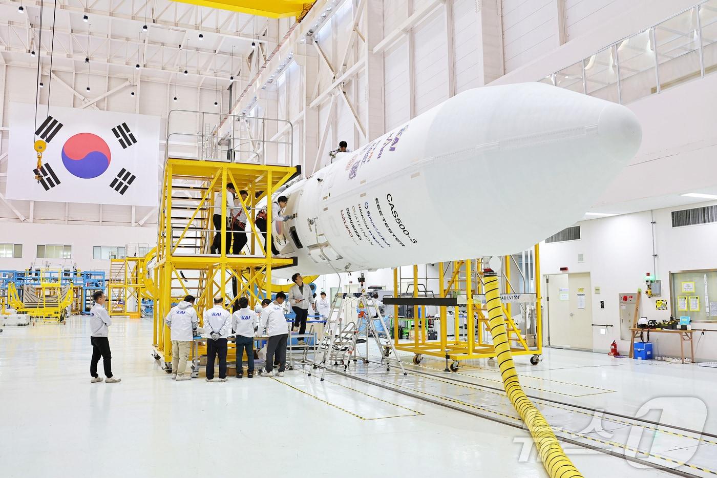 지난 19일 전라남도 고흥 나로우주센터 조립동에서 연구진들이 누리호 4차 발사 총조립을 수행하고 있다. (한국항공우주연구원 제공. 재판매 및 DB 금지) 2025.11.20/뉴스1