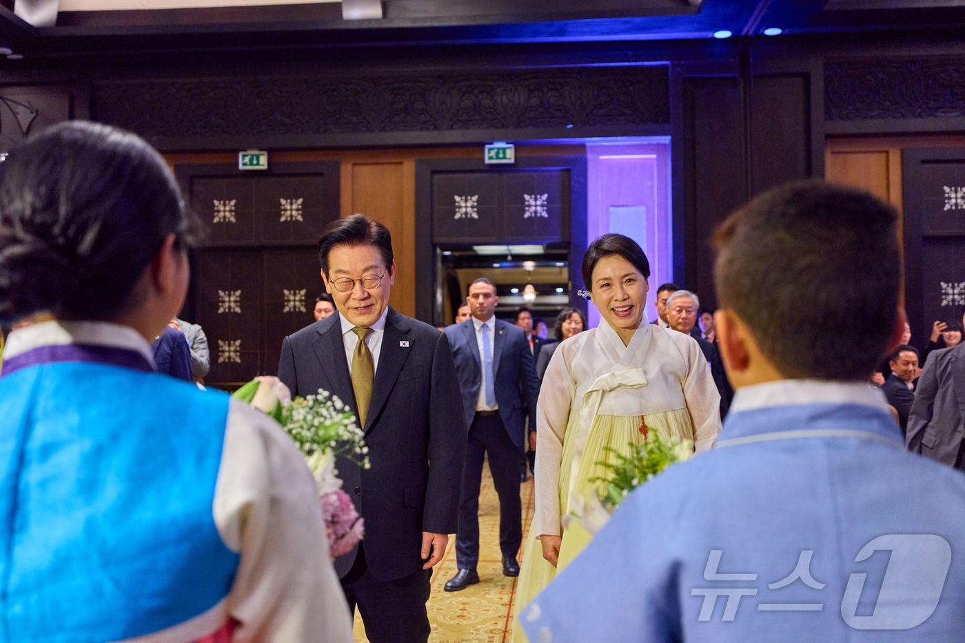 이집트를 공식 방문 중인 이재명 대통령과 김혜경 여사가 지난 20일(현지시간) 카이로 한 호텔에서 열린 이집트 동포·지상사 간담회에서 화동들에게 꽃다발을 받고 있다. (이재명 대통령 SNS. 재판매 및 DB 금지) 2025.11.22/뉴스1 ⓒ News1 이재명 기자