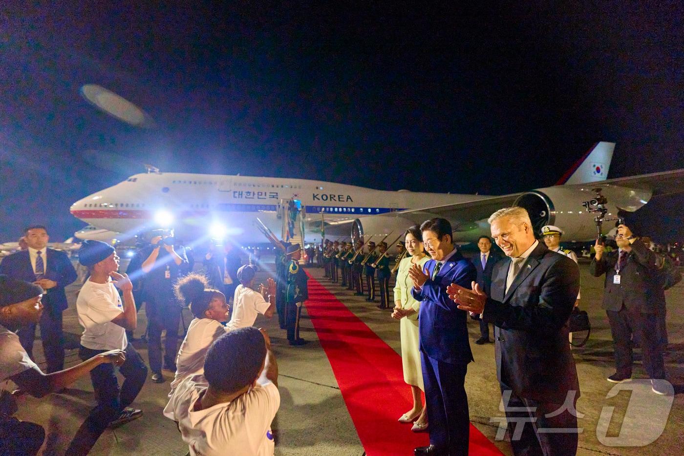 G20 정상회의에 참석하는 이재명 대통령과 김혜경 여사가 21일(현지시간) 남아프리카공화국 요하네스버그 O.R. 탐보 국제공항에 도착해 환영공연을 바라보고 있다. (대통령실 제공. 재판매 및 DB 금지) 2025.11.23/뉴스1 ⓒ News1 이재명 기자