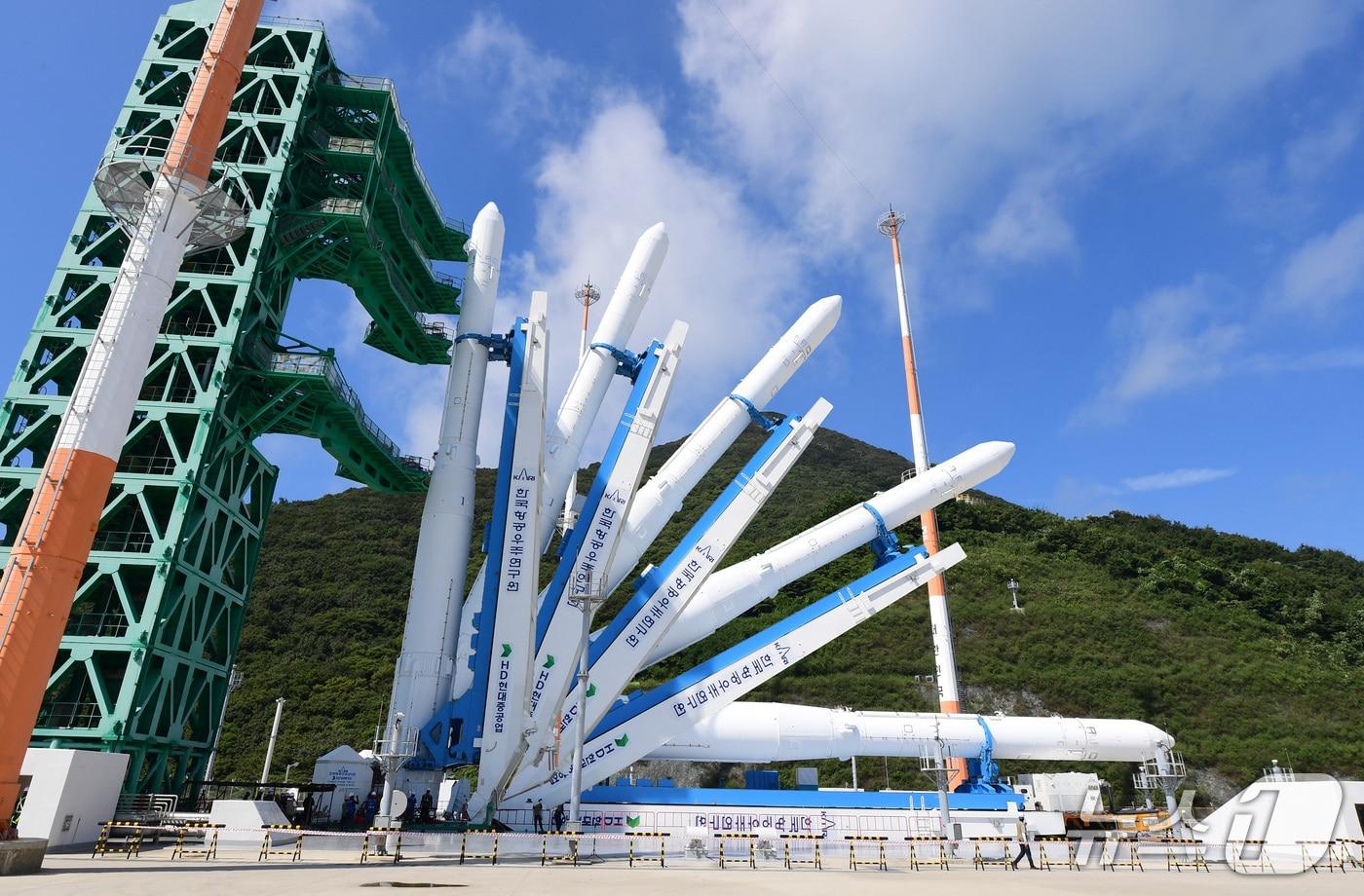 2025년 9월 발사 전 최종 리허설 격인 '추진제 충전·배출 사전시험'(WDR)을 위해 누리호가 발사대에 장착되는 모습. (한국항공우주연구원 제공. 재판매 및 DB 금지) 2025.11.20/뉴스1