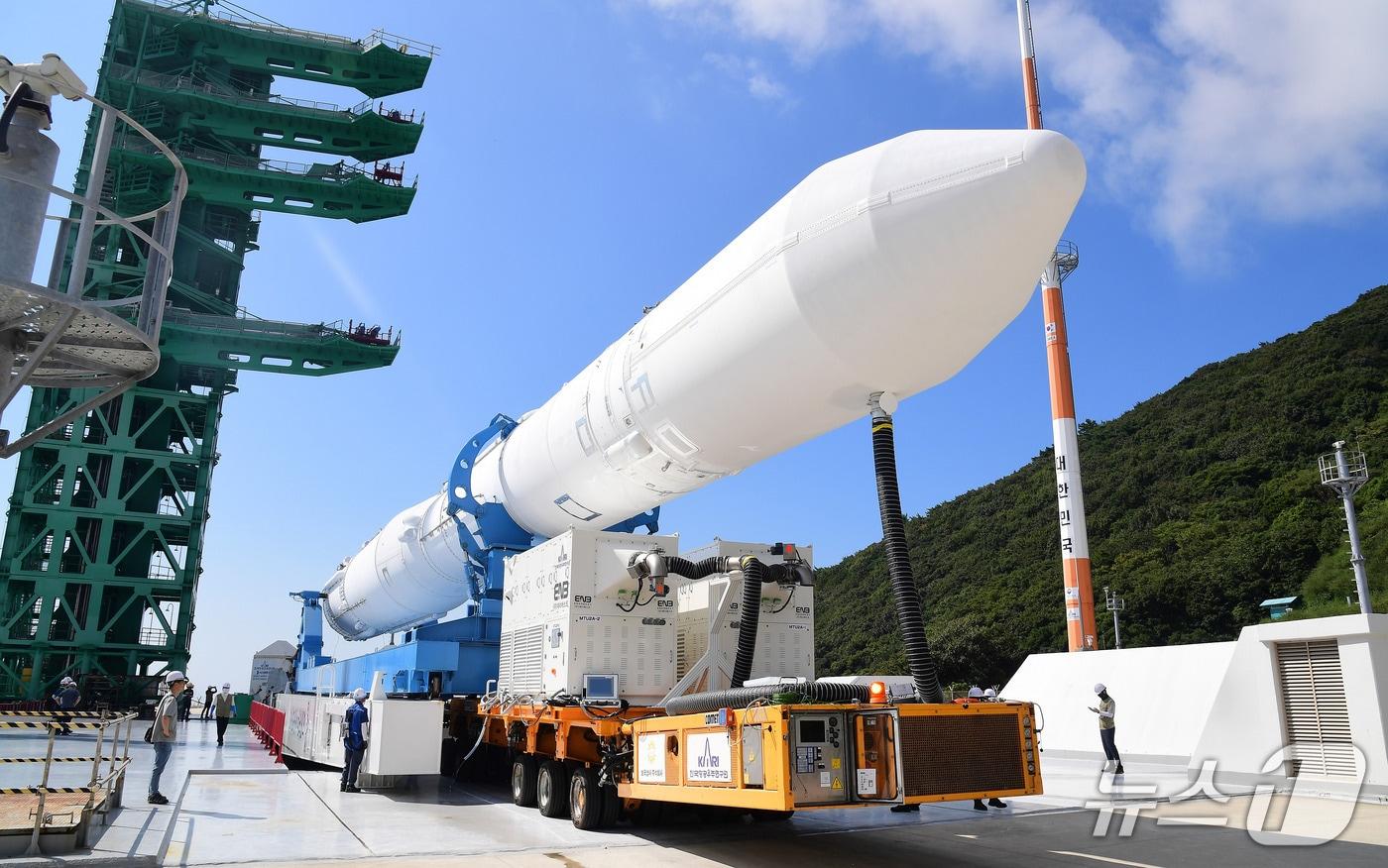 (사진은 기사 내용과 무관함) 2025년 9월 발사 전 최종 리허설 격인 '추진제 충전·배출 사전시험'(WDR)을 앞두고 누리호가 조립동에서 이송을 대기하는 모습.(한국항공우주연구원 제공. 재판매 및 DB 금지) 2025.11.25/뉴스1