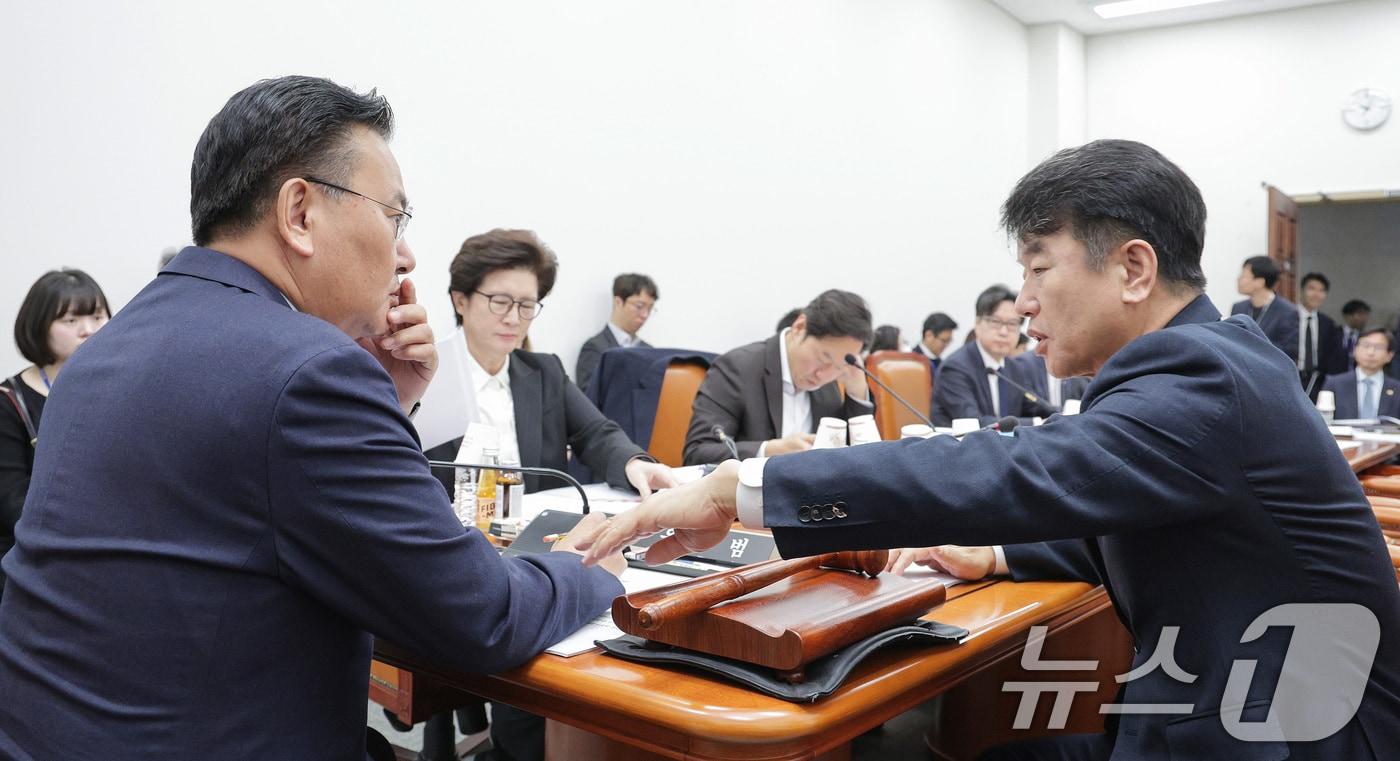 문진석 더불어민주당 원내수석(오른쪽)과 유상범 국민의힘 원내수석이 25일 서울 여의도 국회 운영위원회에서 열린 국회운영위원회 예산결산심사소위원회에서 대화하고 있다. 2025.11.25/뉴스1 ⓒ News1 신웅수 기자