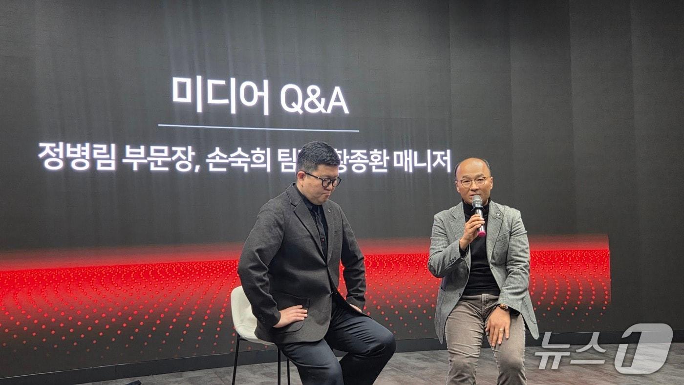정병림 캐논코리아 마케팅 부문장(오른쪽)과 황종환마케팅 매니저가 기자간담회에서 답변하고 있다. 2025.11.27 뉴스1 ⓒ News1 김민석 기자