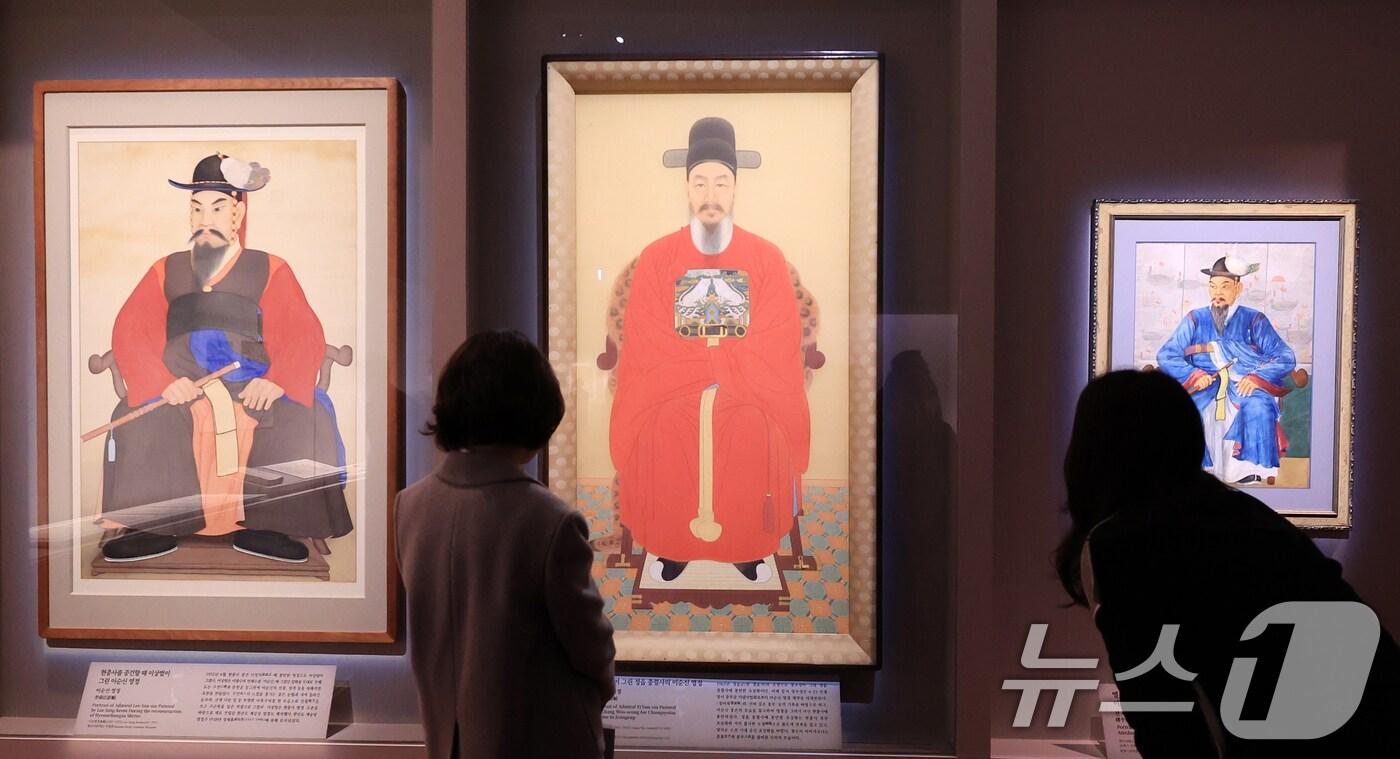 27일 서울 용산구 국립중앙박물관 특별전시실에서 열린 우리들의 이순신 언론 공개회에서 참석자들이 전시 작품들을 감상하고 있다. 이번 전시는 충무공 이순신 탄신 480주년과 광복 80주년을 맞아 마련됐으며 영웅의 공적을 넘어 인간 이순신의 내면과 시대적 의미까지 짚어보는 데 초점을 맞춘 전시이다. 2025.11.27/뉴스1 ⓒ News1 이호윤 기자