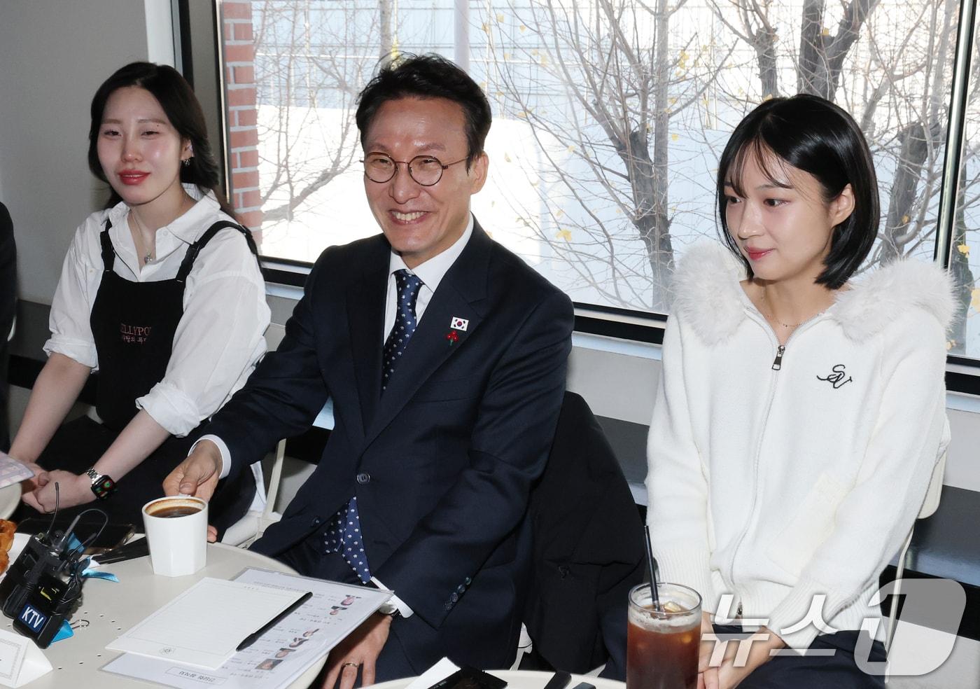 김민석 국무총리가 지난달 28일 대전에서 상인들과 간담회를 갖고 있다. 2025.11.28/뉴스1 ⓒ News1 김기태 기자