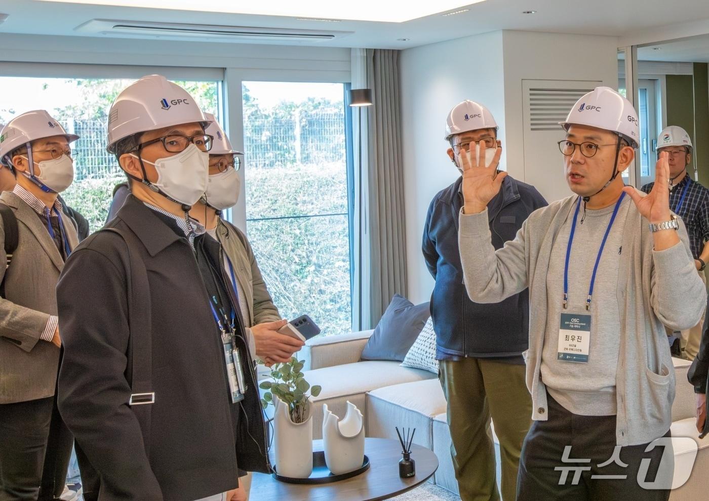 31일 OSC 세미나를 진행하고 PC목업 주택 세대 내부에서 GS건설 담당자가 기술에 대한 설명을 하고 있는 모습. (GS건설 제공) 뉴스1 ⓒ News1
