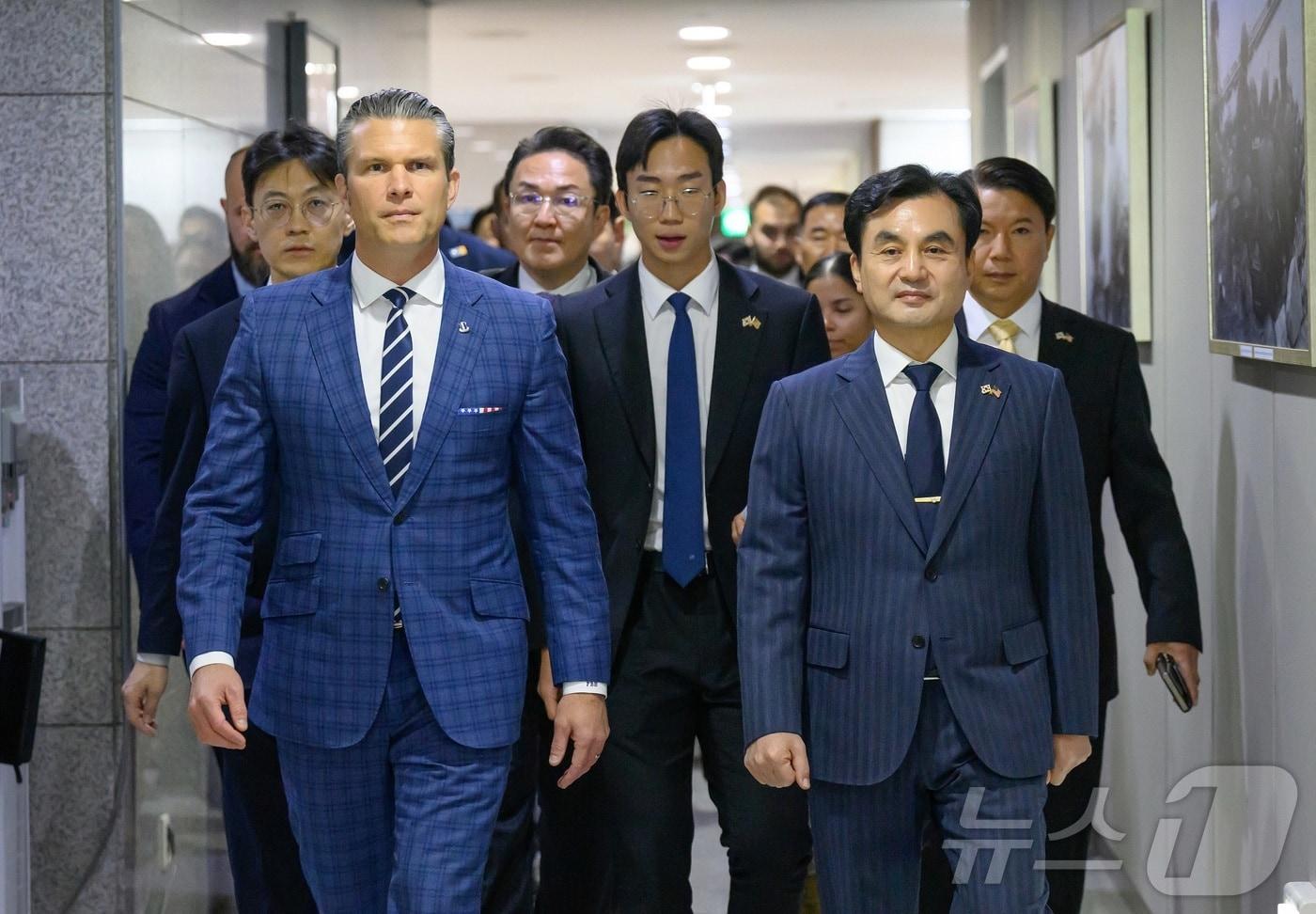 안규백 국방부 장관과 피트 헤그세스 미국 국방부 장관이 4일 서울 용사 국방부에서 제57차 한미안보협의회(SCM)를 앞두고 방명록을 작성하기 위해 이동하고 있다. (국방부 제공. 재판매 및 DB금지) 2025.11.4/뉴스1