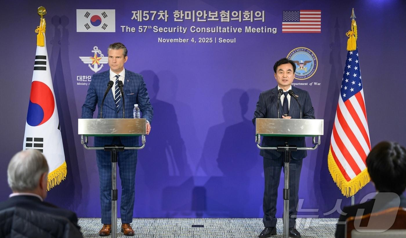 안규백 국방부 장관과 피트 헤그세스 미국 국방부 장관이 지난 4일 서울 용사 국방부에서 제57차 한미안보협의회(SCM) 공동기자회견을 하고 있다. (국방부 제공. 재판매 및 DB금지) 2025.11.4/뉴스1