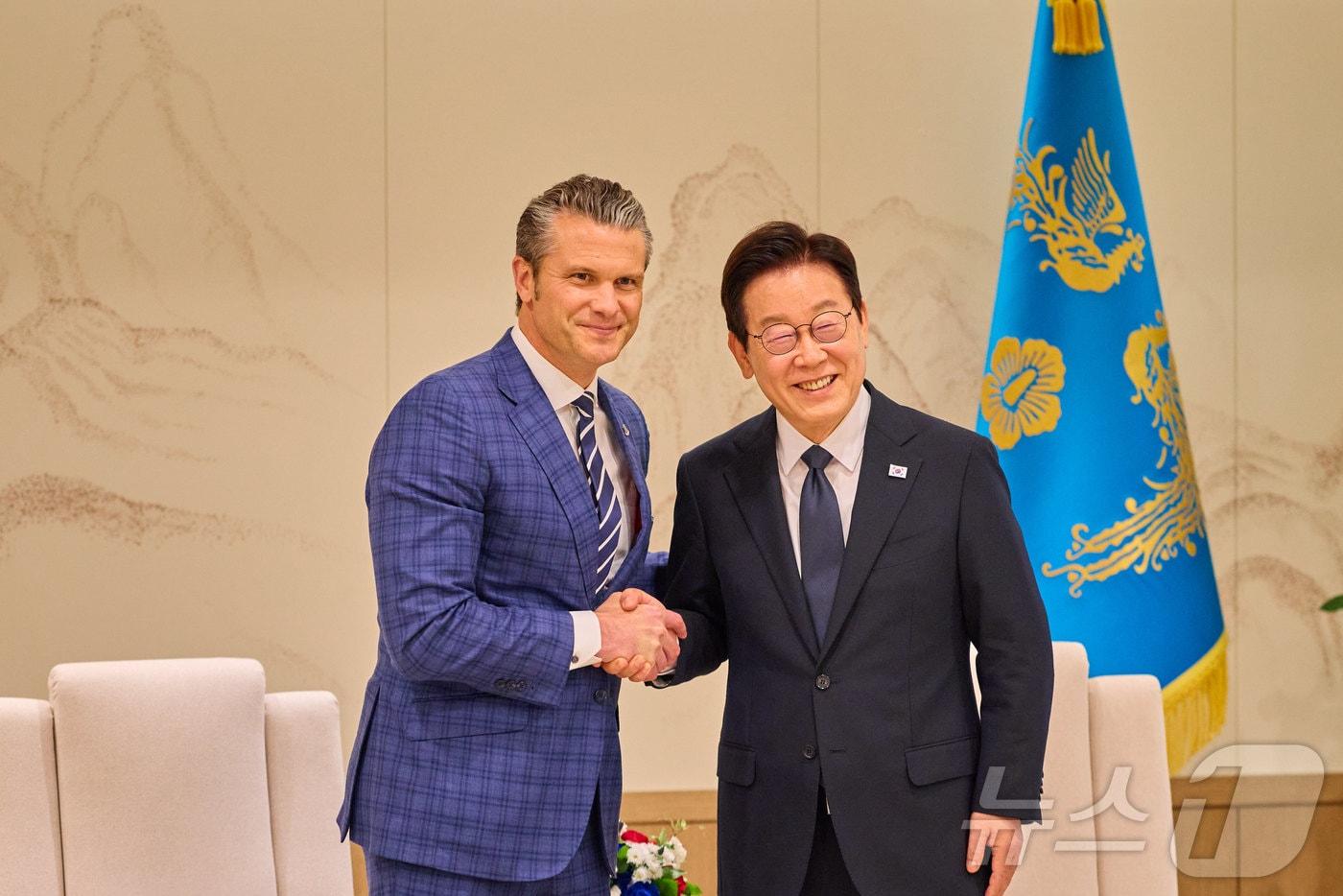 이재명 대통령이 지난 4일 서울 용산 대통령실 청사에서 피트 헤그세스 미국 국방부 장관 접견에 앞서 악수하고 있다. (대통령실 제공. 재판매 및 DB 금지) 2025.11.4/뉴스1 ⓒ News1 이재명 기자