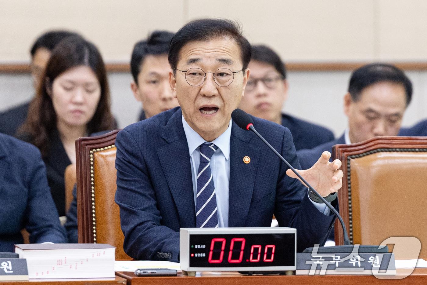 김윤덕 국토교통부 장관이 6일 서울 여의도 국회에서 열린 법제사법위원회 제429회국회(정기회) 제12차 전체회의에서 의원 질의에 답변하고 있다. 2025.11.6/뉴스1 ⓒ News1 이승배 기자