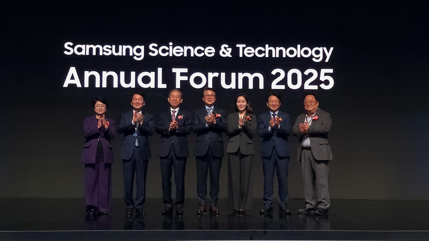 7일(금) 서울 강남구 인터컨티넨탈 파르나스 호텔에서 개최된 삼성미래기술육성사업 애뉴얼 포럼에서 참석자들이 기념 촬영을 하고 있다. (왼쪽부터) 김선민 조국혁신당 의원, 안철수 국민의힘 의원, 국양 삼성미래기술육성재단 이사장, 박승희 삼성전자 CR담당 사장, 이주영 개혁신당 의원, 권칠승 더불어민주당 의원, 김현수 삼성전자 미래기술육성센터장.(삼성전자 제공)