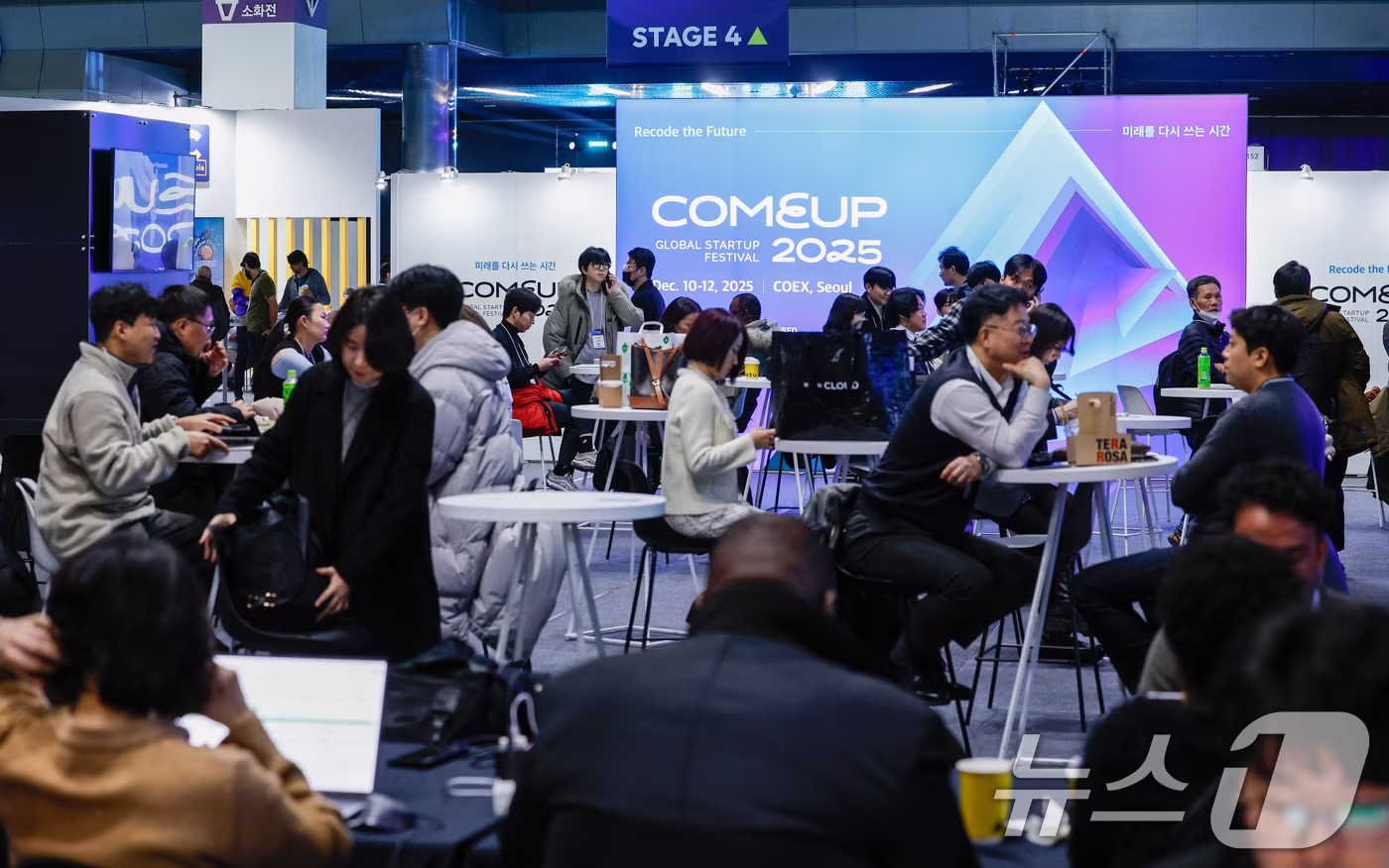 서울 강남구 코엑스에서 열린 국내 최대 규모 글로벌 스타트업 페스티벌 '컴업(COME UP) 2025'이 인파로 붐비고 있다. 사진은 기사 내용과 무관하다. 2025.12.10/뉴스1 ⓒ News1 안은나 기자