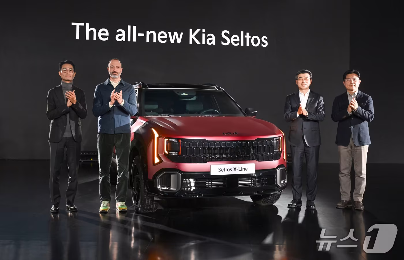 9일 기아 2세대 셀토스 공개 현장에서 (왼쪽부터) 류창승 기아 고객경험본부장 전무, 송호성 기아 사장, 카림 하비브 기아 글로벌디자인담당 부사장, 서하준 기아 국내상품실장 상무가 기념 사진을 촬영한 모습(기아 제공). 2025.12.09.