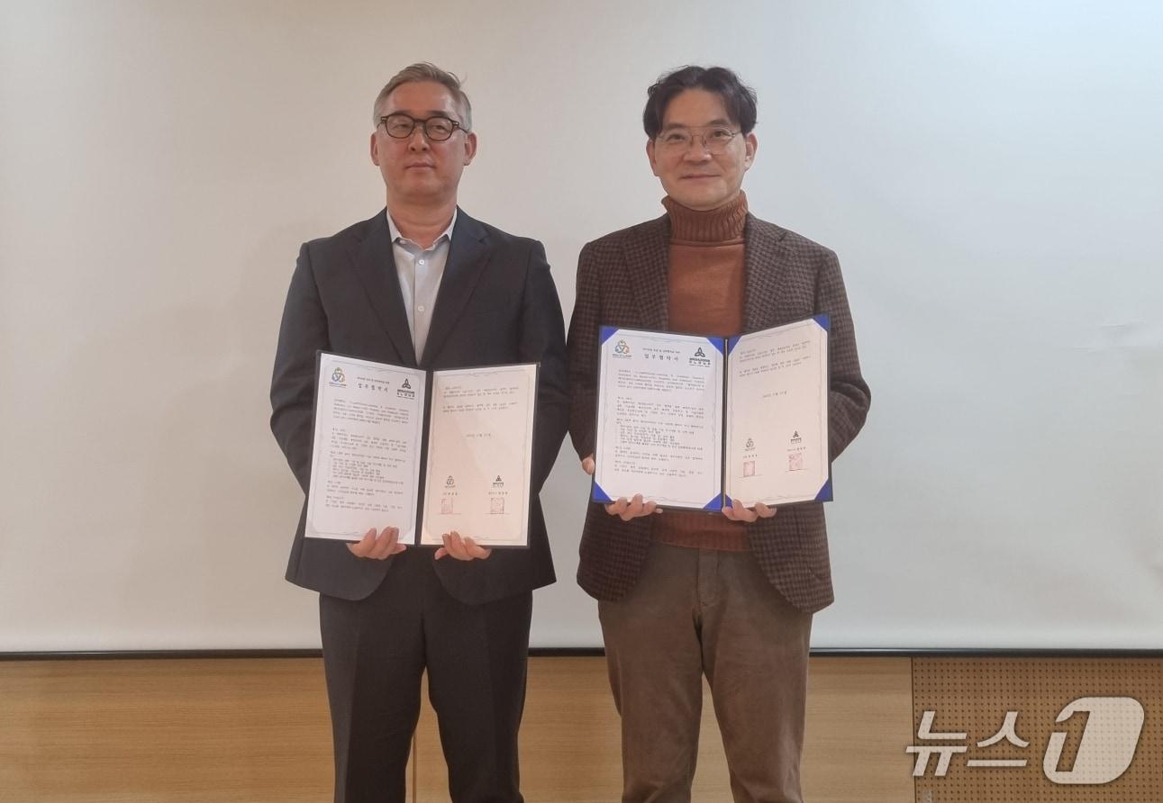 본문 이미지 - 김동호 메가존클라우드 CQO(최고양자책임자)와 정진웅 동아대학교 G-LAMP 단장이 기념사진을 찍고 있다.(메가존클라우드 제공)