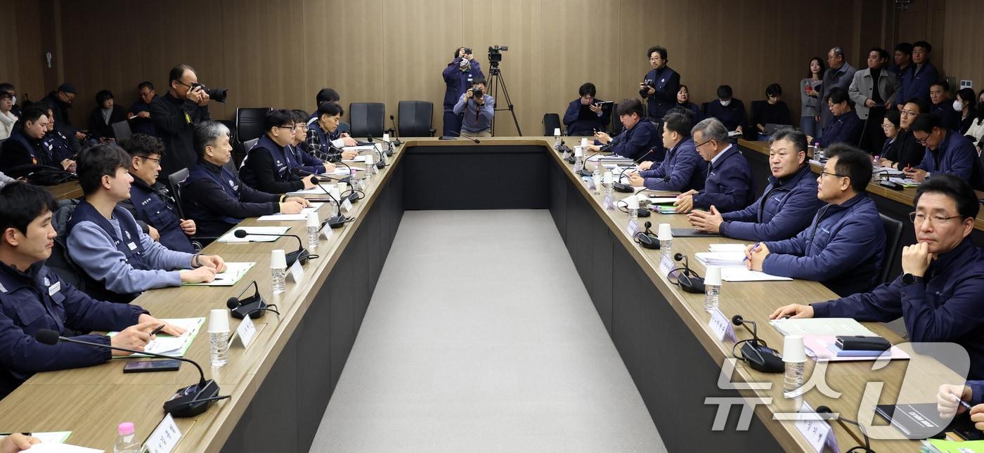 한영희 서울교통공사 기획본부장(사장 직무대행)과 이양섭 서울교통공사통합노조 위원장이 11일 오후 서울 성동구 서울교통공사 본사에서 열린 서울교통공사통합노조(2노조) 임단협 교섭에 참석하고 있다. (공동취재) 2025.12.11/뉴스1 ⓒ News1 이호윤 기자