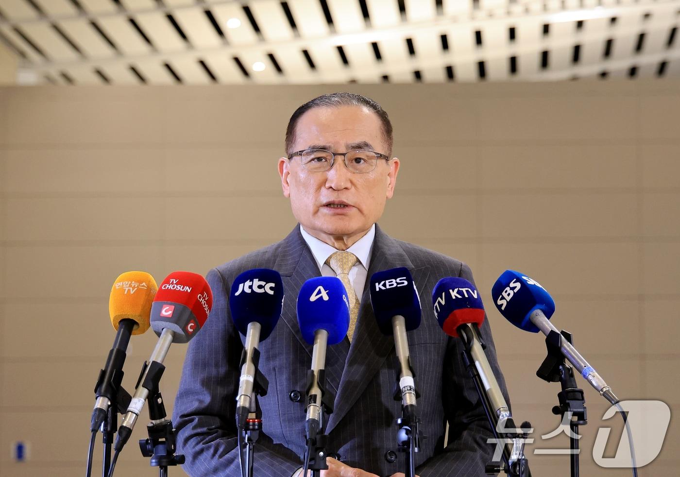 위성락 국가안보실장이 16일 인천국제공항에서 미국 워싱턴DC로 출국하기 전에 기자들과 인터뷰를 하고 있다. 위성락 실장은 미국에서 한미 정상회담 결과를 담은 공동 설명자료 '조인트 팩트시트' 후속 협의를 할 예정이다. ⓒ News1 이호윤 기자