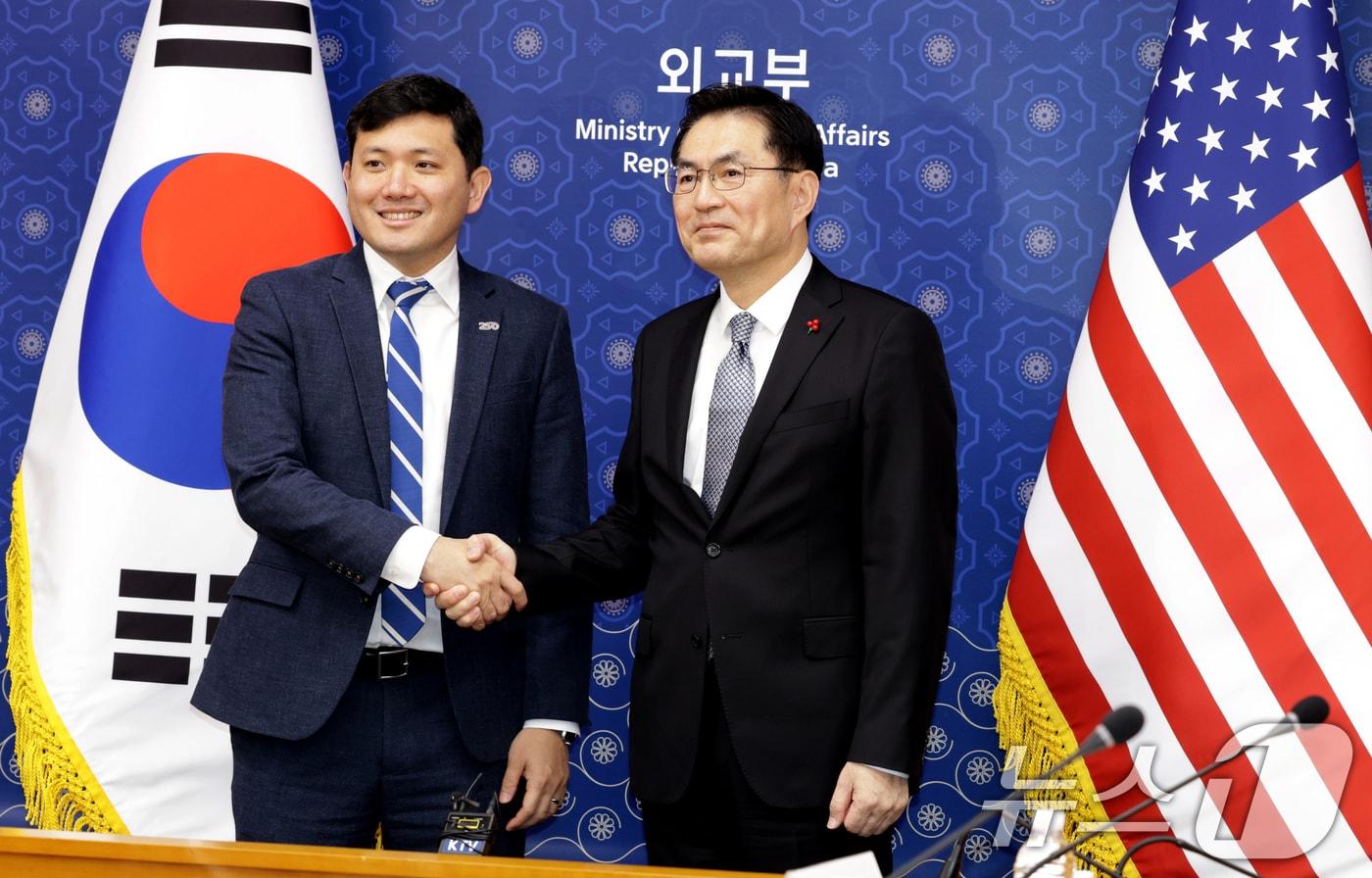 16일 오전 서울 종로구 외교부 청사에서 열린 '한미 정상회담 조인트 팩트시트 후속 협의'에 참석한 정연두 외교전략정보본부장(오른쪽)과 케빈 김 주한미국대사대리가 기념촬영을 하고 있다. (공동취재) 2025.12.16/뉴스1 ⓒ News1 임세영 기자
