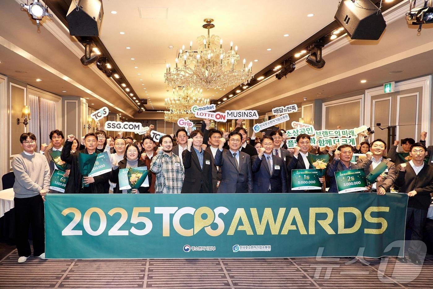 본문 이미지 - 이병권 중소벤처기업부 제2차관이 16일 서울 영등포구 켄싱턴호텔에서 열린 '2025 TOP AWARDS'에서 표창 수상자들과 기념 촬영을 하고 있다. (중소벤처기업부 제공. 재판매 및 DB 금지) 2025.12.16 ⓒ 뉴스1