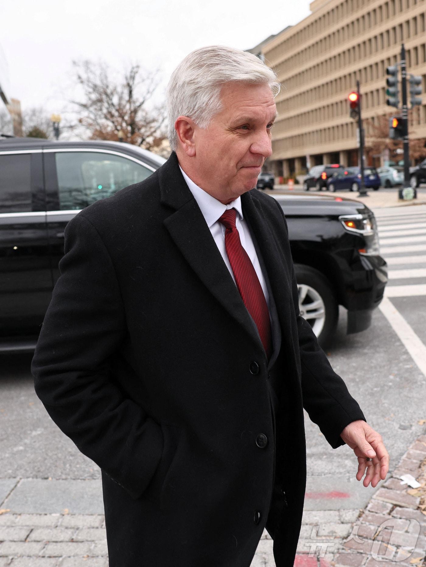 본문 이미지 - 17일(현지시간) 미국 연방준비제도(연준) 차기 의장 후보인 크리스토퍼 월러 연준 이사가 도널드 트럼프 대통령과의 면담을 위해 워싱턴DC 백악관에 도착한 모습. 2025.12.17 ⓒ 로이터=뉴스1 ⓒ News1 김지완 기자