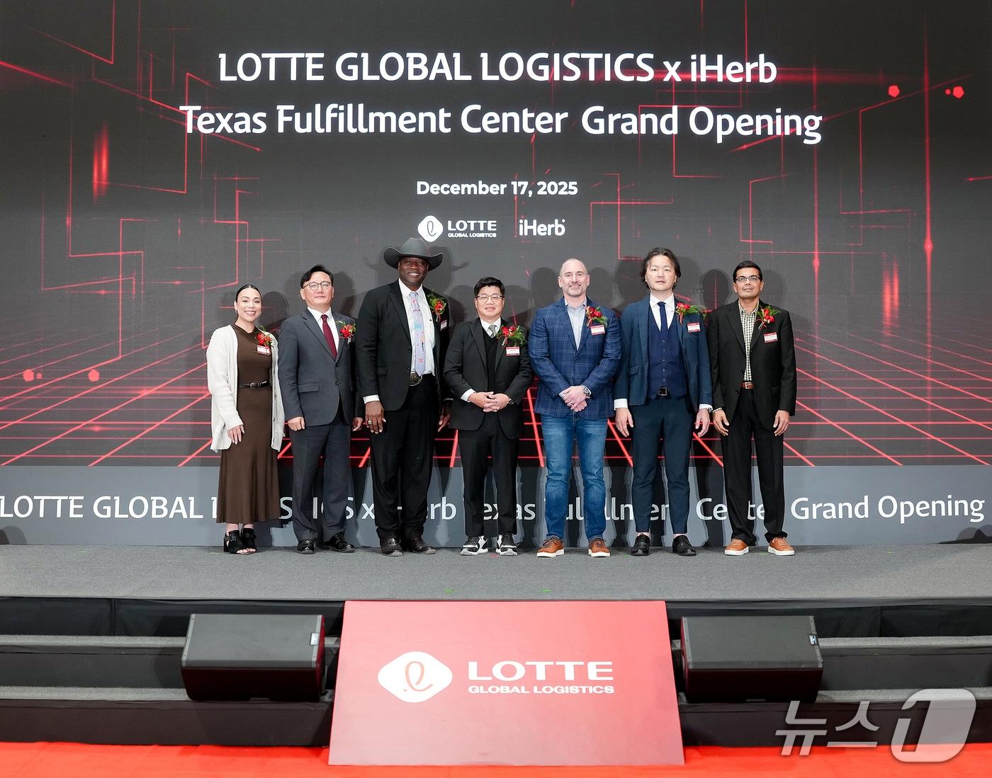 본문 이미지 - 덴턴 풀필먼트센터' 오프닝 행사 모습 (롯데글로벌로지스 제공)