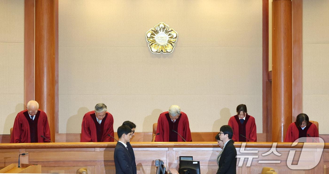 김상환 헌법재판소장과 재판관들이 18일 오후 서울 종로구 헌법재판소 대심판정에서 열린 조지호 경찰청장 탄핵심판 사건 선고에 앞서 인사하고 있다. 이날 헌재는 재판관 전원일치로 조지호 경찰청장 '파면'을 결정했다. 2025.12.18/뉴스1 ⓒ News1 이광호 기자