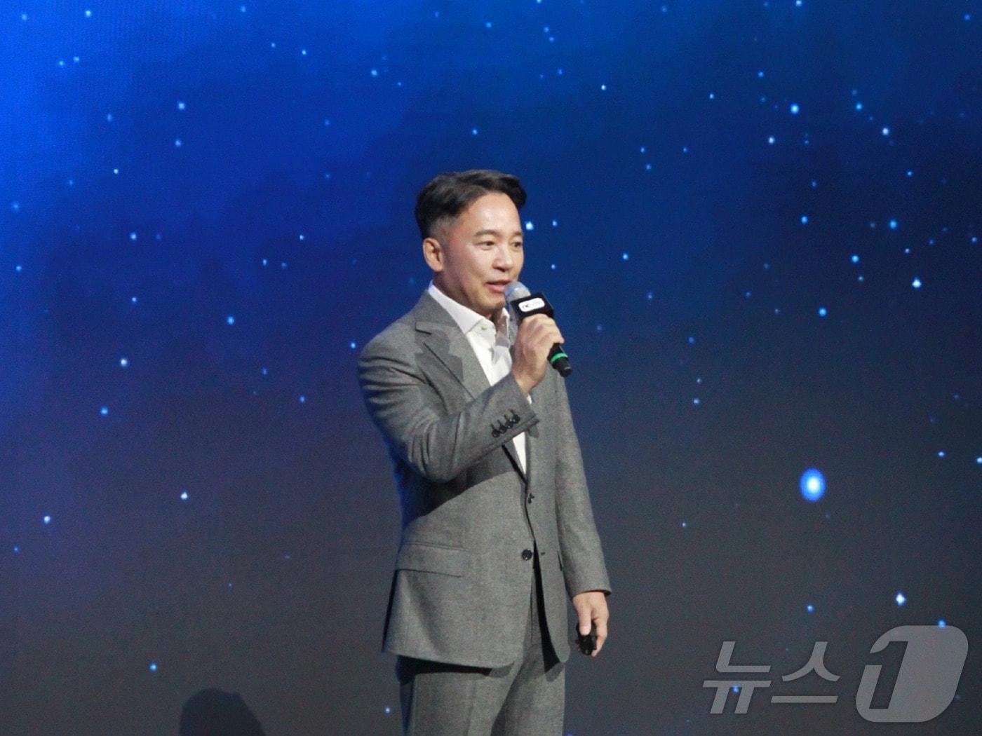 본문 이미지 - 김택진 엔씨소프트 창업자 겸 최고창의력책임자(CCO)가 13일 부산 벡스코 제1전시장에서 열린 엔씨소프트 지스타 오프닝 세션에서 기조연설을 하고 있다. 엔씨소프트는 올해 처음으로 지스타 메인 스폰서를 맡았다.2025.11.13 ⓒ 뉴스1 김민재 기자