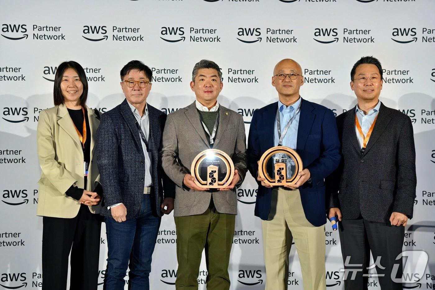 쪽부터 방희란 AWS 코리아 파트너 세일즈 헤드·김종찬 메가존클라우드 유닛장·황인철 메가존클라우드 CRO·염동훈 메가존클라우드 대표·허정열 AWS 코리아 파트너 오가니제이션 리더가 기념사진을 찍고 있다.(메가존클라우드 제공)