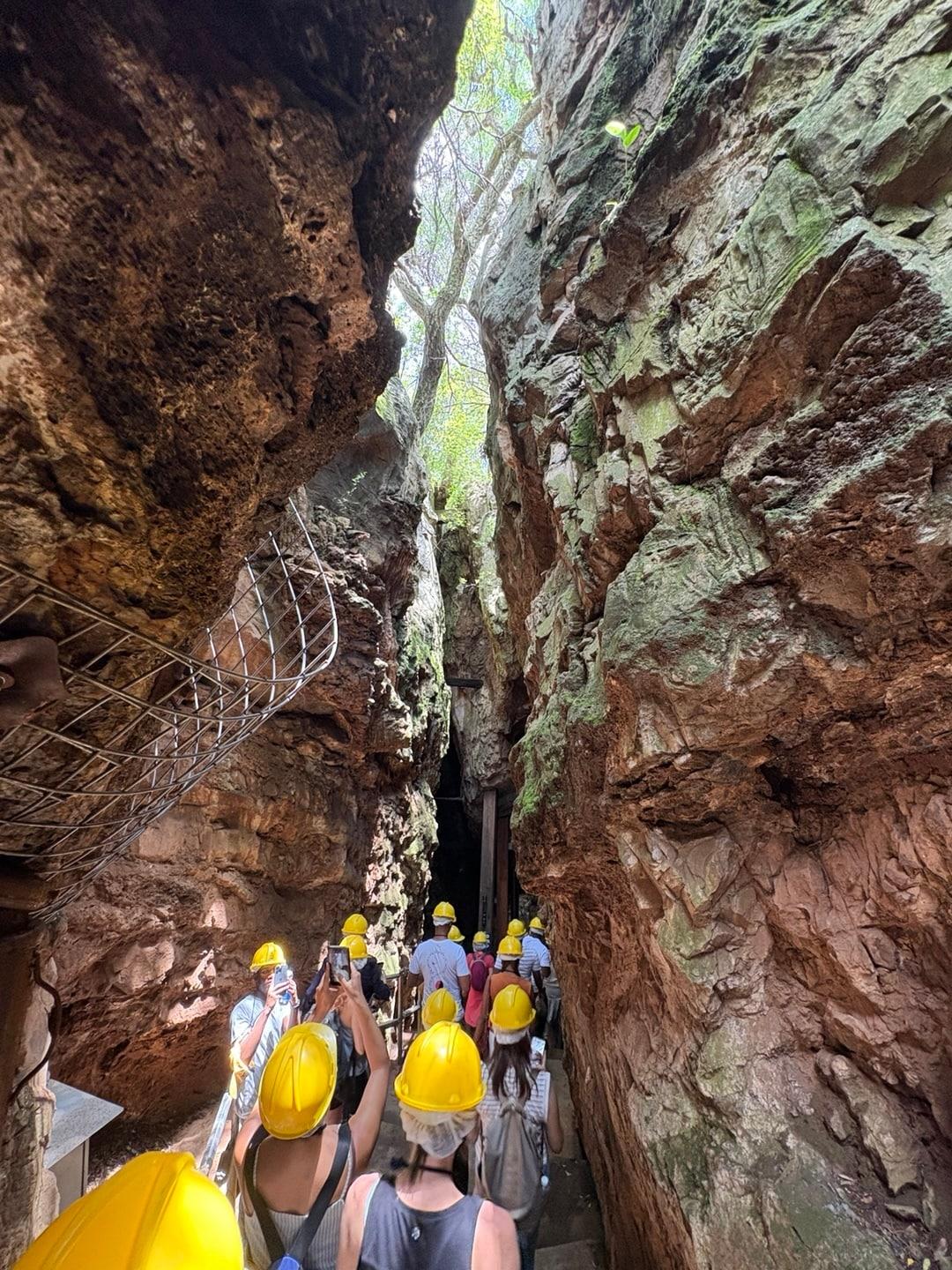 본문 이미지 - 5일(현지시각) '제13회 세계 과학기자대회(WCSJ)'에 참가한 과학 기자들이 남아공 스테르크폰테인 동굴을 둘러보고 있다. 스테르크폰테인 동굴은 고인류 화석이 500점 이상 발굴된 중요한 발굴 현장이다./한국과학기자협회 공동취재단