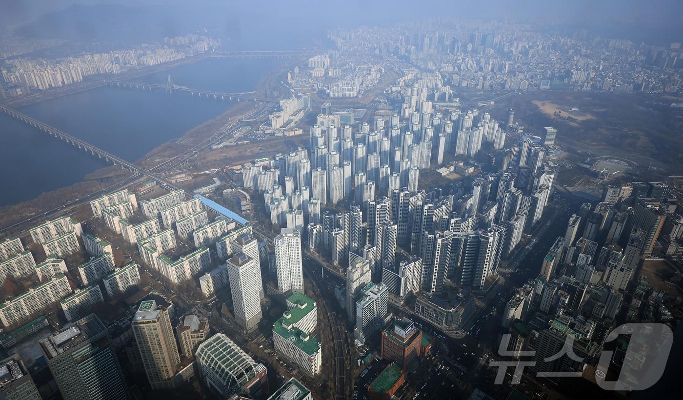 서울 송파구 롯데월드타워에서 바라본 한강변 아파트 단지모습. 2025.12.7/뉴스1 ⓒ News1 김진환 기자