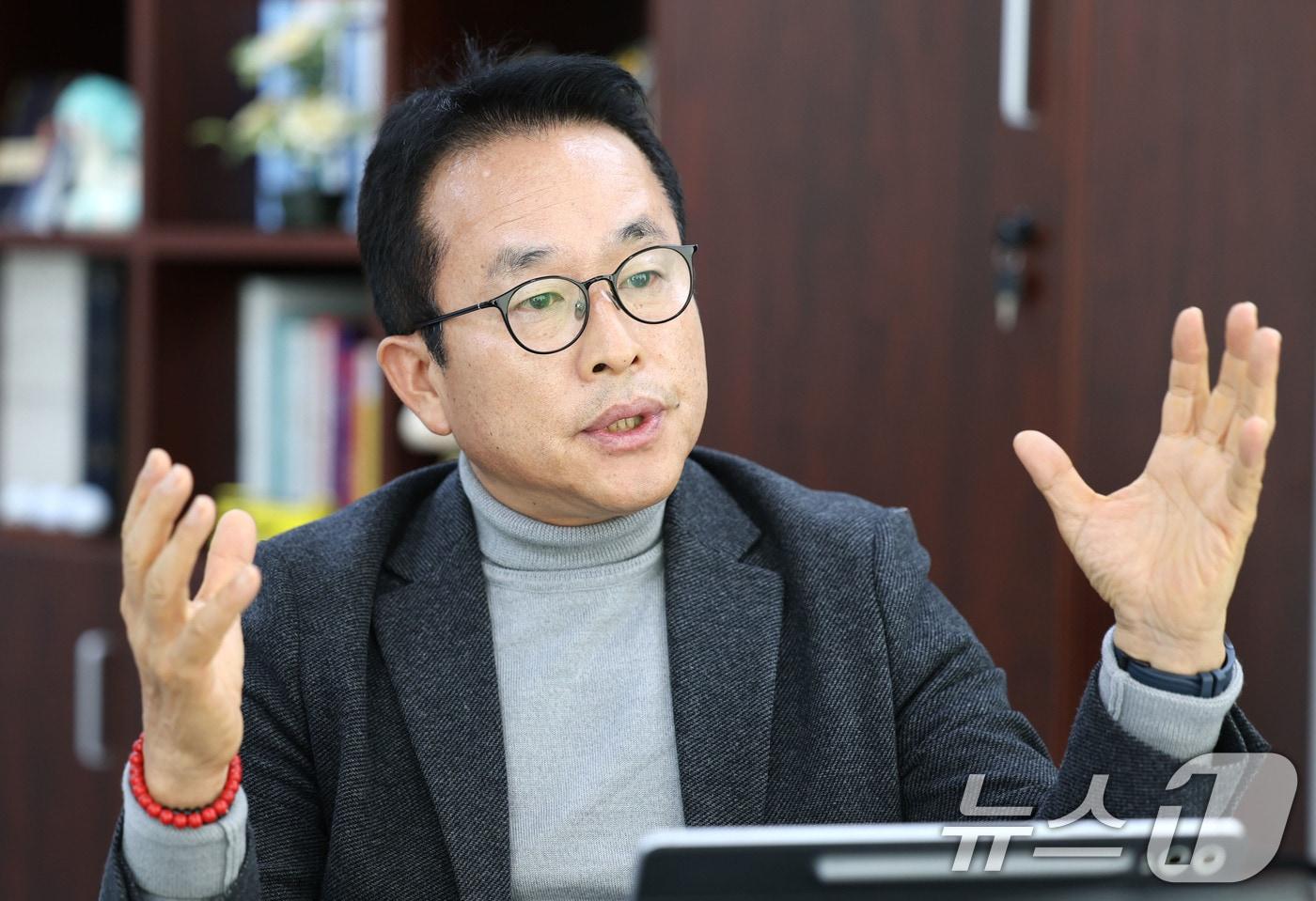 김진국 노랑풍선 대표가 서울 중구 노랑풍선빌딩에서 뉴스1과 인터뷰를 하고 있다.ⓒ News1 이광호 기자