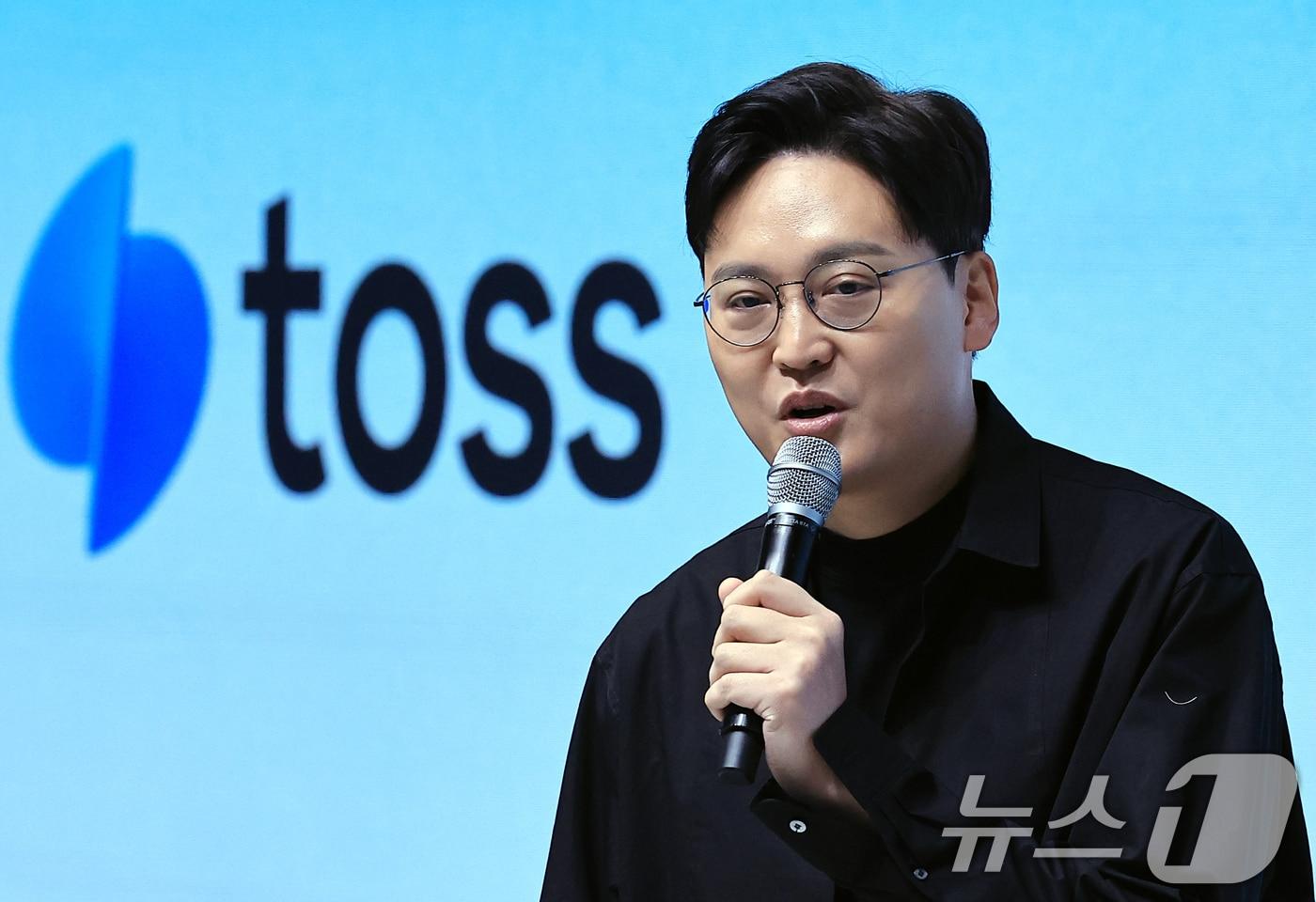 이승건 토스 대표가 26일 오전 서울 성동구 앤더슨씨 성수에서 열린 토스 앱 출시 10주년 '토스 10주년, 새로운 출발선' 기자간담회에서 금융 슈퍼앱을 넘어 '일상의 슈퍼앱'으로 진화하겠다는 포부를 밝히고 있다. 2025.2.26/뉴스1 ⓒ News1 박정호 기자