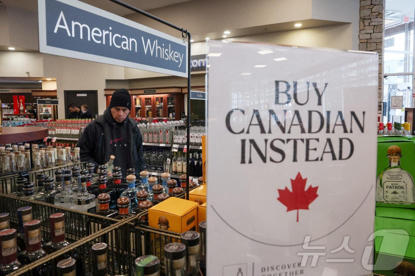 도널드 트럼프 미국 대통령이 캐나다에 25% 관세 부과를 결정한 뒤 캐나다 브리티시 컬럼비아주가 미국산 주류 판매를 중단하자 한 주류 매장에서 "캐나다산을 구매하세요"라고 적힌 표지판이 전시돼 있다. 2025.02.02 ⓒ 로이터=뉴스1 ⓒ News1 정지윤 기자