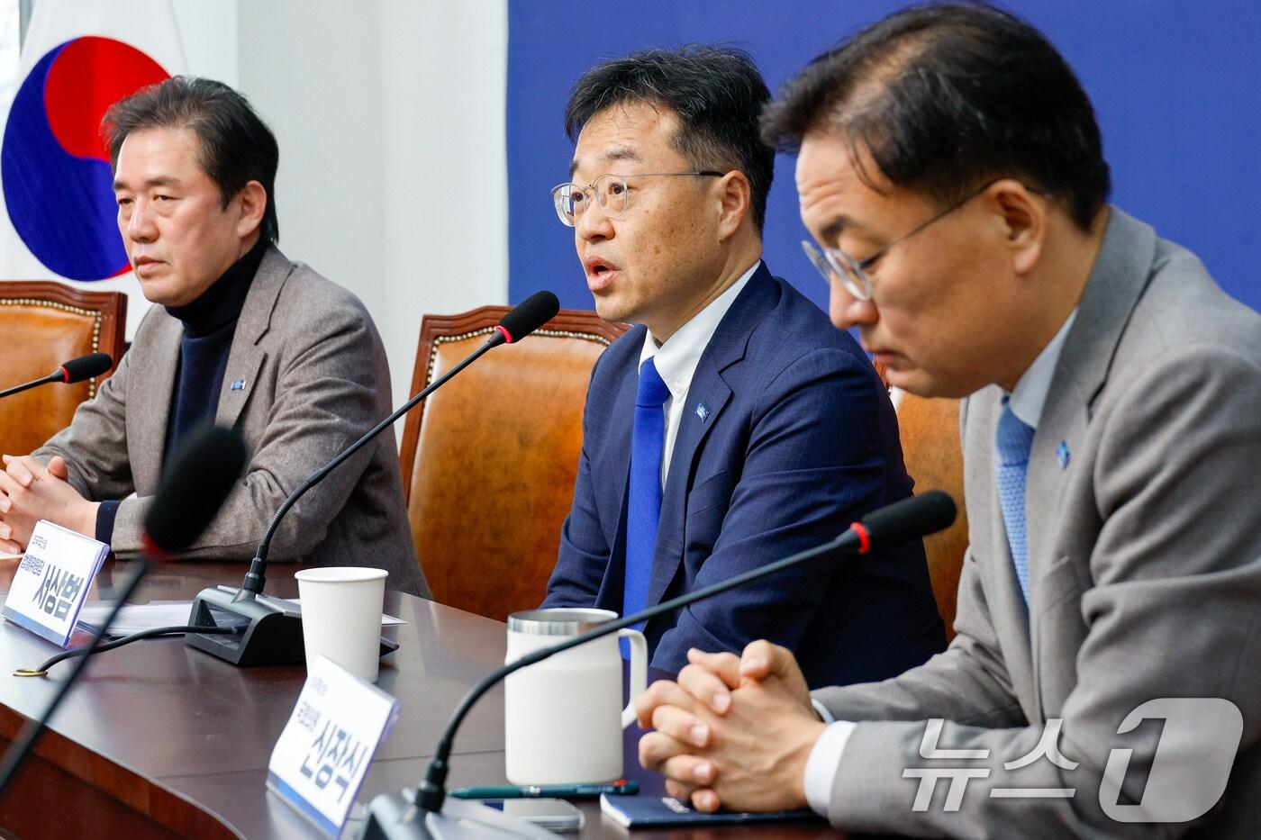 서울 구로구청장 보궐선거 출마 의사를 밝힌 서상범 조국혁신당 법률위원장이 16일 서울 여의도 국회에서 열린 현안 관련 기자간담회에서 취재진 질의에 답하고 있다. 왼쪽부터 황현선 사무총장, 서 위원장, 신장식 의원. 2025.3.16/뉴스1 ⓒ News1 안은나 기자