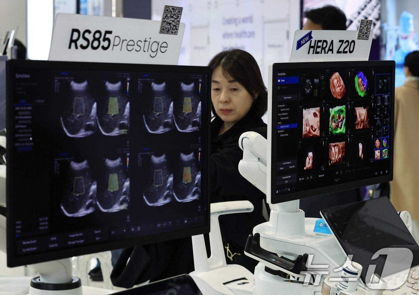 20일 오후 서울 강남구 삼성동 코엑스에서 열린 제40회 국제의료기기·병원설비전시회(KIMES 2025)를 찾은 참관객들이 삼성메디슨 부스에서 프리미엄 초음파 진단기기 등을 살펴보고 있다. 2025.3.20/뉴스1 ⓒ News1 박정호 기자
