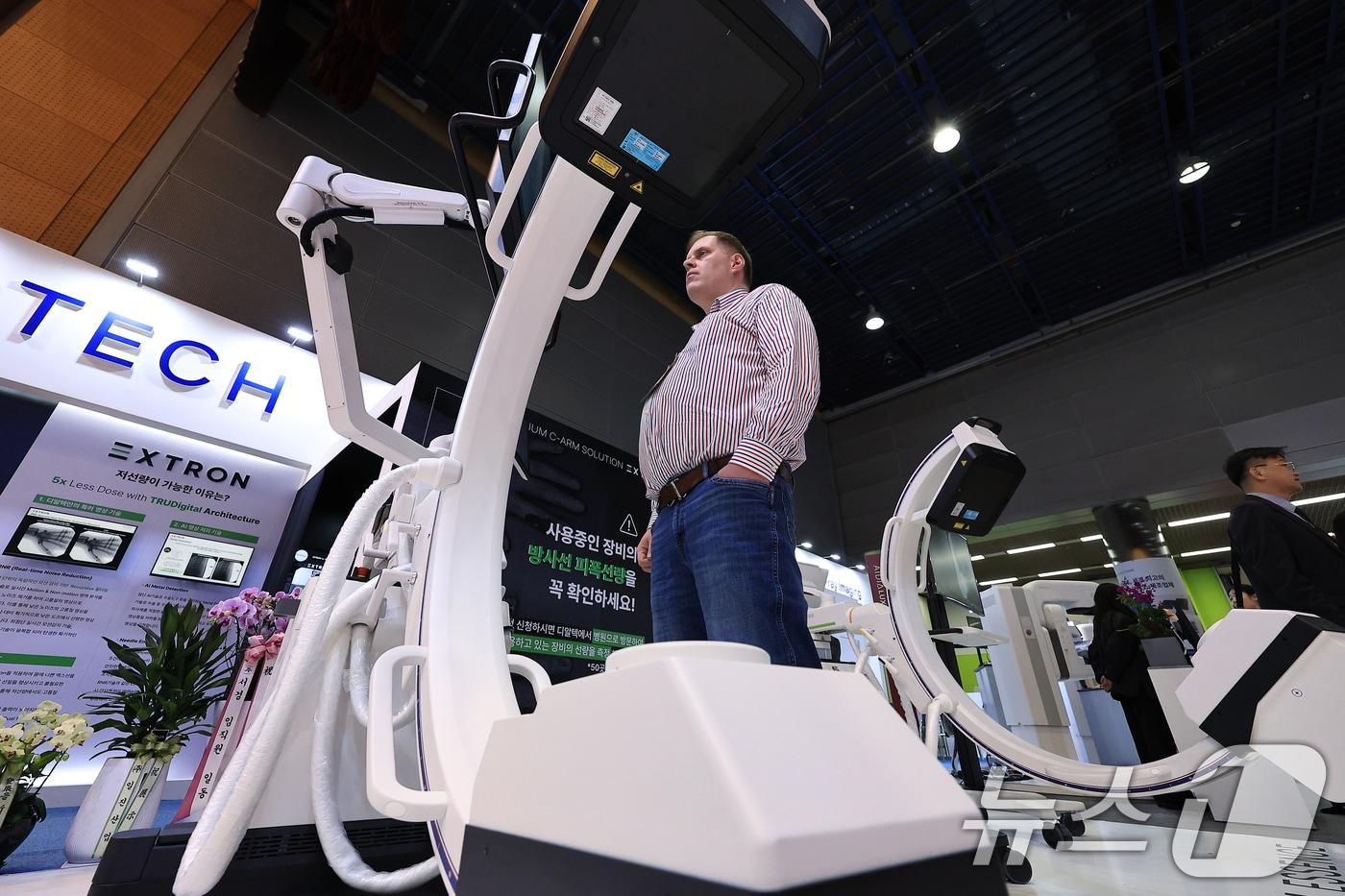 20일 오후 서울 강남구 삼성동 코엑스에서 열린 제40회 국제의료기기·병원설비전시회(KIMES 2025)를 찾은 참관객들이 디알텍 부스에서 프리미엄 저선량 C-arm 장비 등을 살펴보고 있다. 2025.3.20/뉴스1 ⓒ News1 박정호 기자
