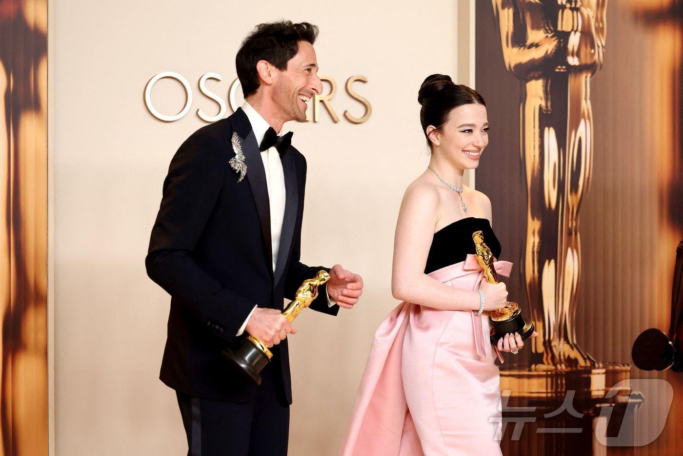 영화 '브루탈리스트'로 남우주연상을 수상한 애드리언 브로디와 영화 '아노라'로 여우주연상을 받은 미키 매디슨이 2일(현지시간) 미국로스앤젤레스 할리우드 돌비 극장에서 열린 제97회 아카데미 시상식에서 포즈를 취하고 있다. 2025.3.3 ⓒ AFP=뉴스1