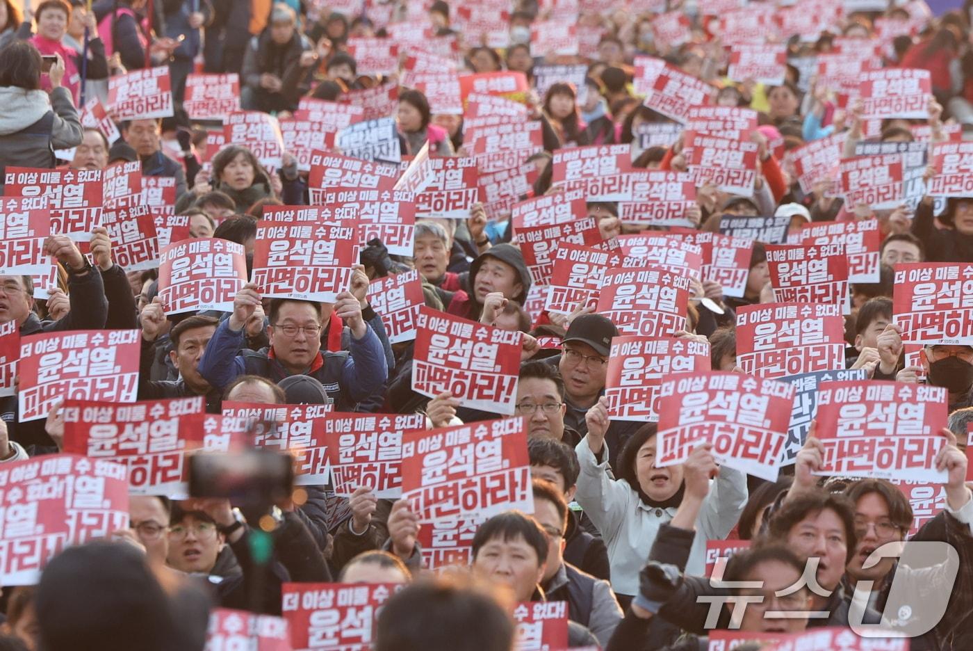 윤석열 대통령에 대한 탄핵 심판 선고일이 결정된 1일 민주노총과 한국노총 조합원들이 서울 광화문 월대 앞에서 열린 윤석열 파면 촉구 24시간 집중행동 돌입 선포 결의대회에서 구호를 외치고 있다. 2025.4.1/뉴스1 2025.4.1/뉴스1 ⓒ News1 이동해 기자