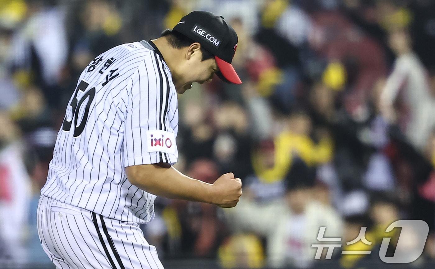 15일 서울 송파구 잠실야구장에서 열린 프로야구 '2025 신한 SOL 뱅크 KBO리그' 삼성 라이온즈와 LG 트윈스의 경기, LG 장현식이 9회초 1사 1,2루 상황에서 삼성 류지혁을 병살타 처리 후 포효하고 있다. 2025.4.15/뉴스1 ⓒ News1 김도우 기자