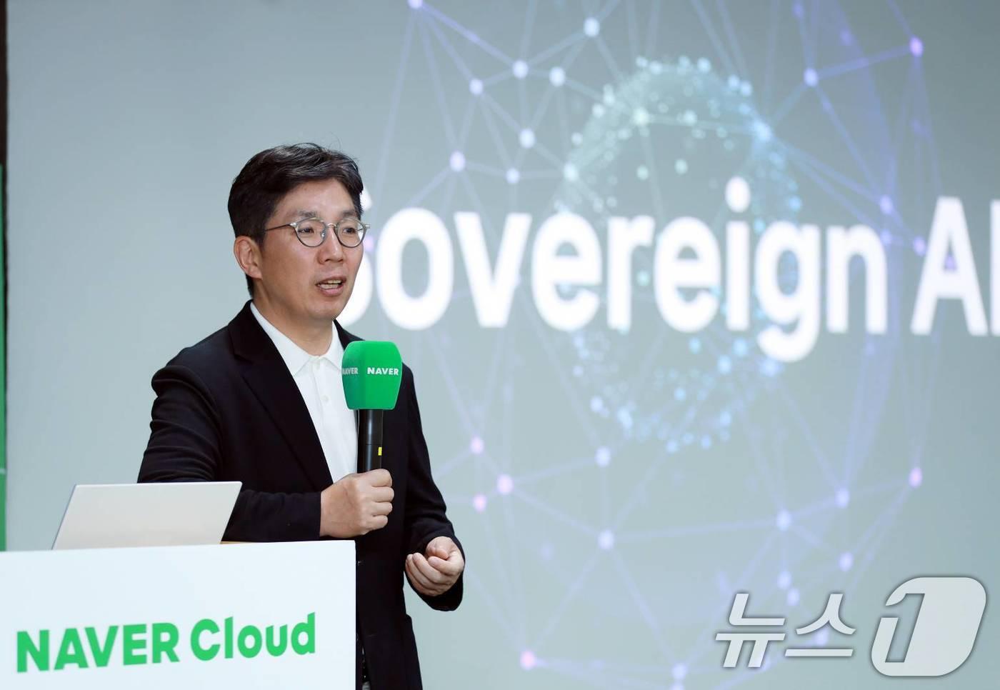 네이버는 생성형 AI '하이퍼클로바X'가 오는 24일 국내 기업의 주요 생성형 AI 모델중에서는 처음으로 상업용으로 사용할 수 있는 무료 오픈소스로 공개된다고 23일 밝혔다. 사진은 김유원 네이버클라우드 대표가 발표하는 모습. (네이버클라우드 제공. 재판매 및 DB 금지) 2025.4.23/뉴스1 ⓒ News1 이연주 기자