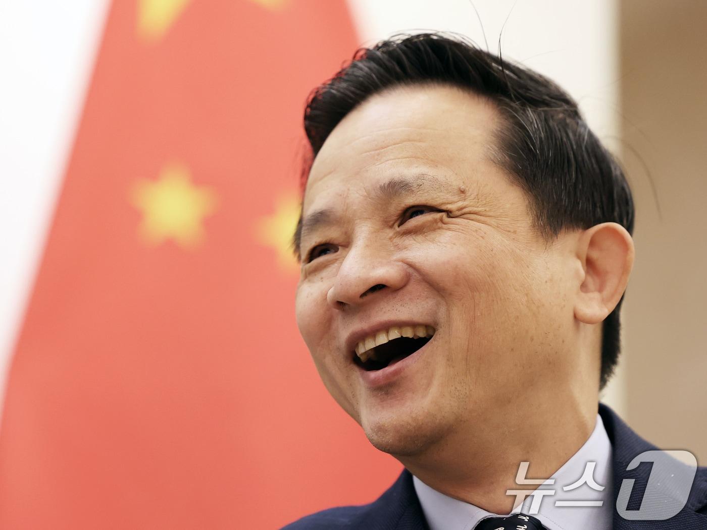 본문 이미지 - 다이빙(戴兵) 주한 중국대사가 24일 서울 중구 주한중국대사관에서 진행된 뉴스1과의 인터뷰에서 활짝 웃고 있다. ⓒ News1 오대일 기자