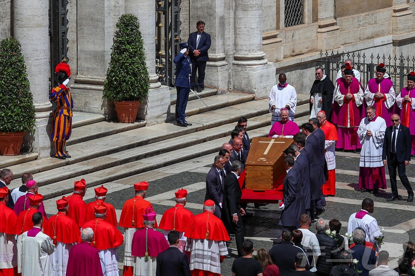 26일 (현지시간) 바티칸의 성 베드로 광장에서 열린 프란치스코 교황의 장례 미사를 마친 뒤 관이 마지막 안식처인 로마의 산타 마리아 마조레 대성당으로 옮겨 지고 있다. 2025.04,27 ⓒ 로이터=뉴스1 ⓒ News1 우동명 기자