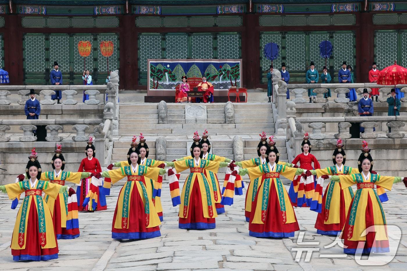 2025 봄 궁중문화축전 때 서울 종로구 경복궁 근정전 앞에서 열린 '시간여행, 세종-궁중 일상재현' 모습/뉴스1 ⓒ News1 박정호 기자