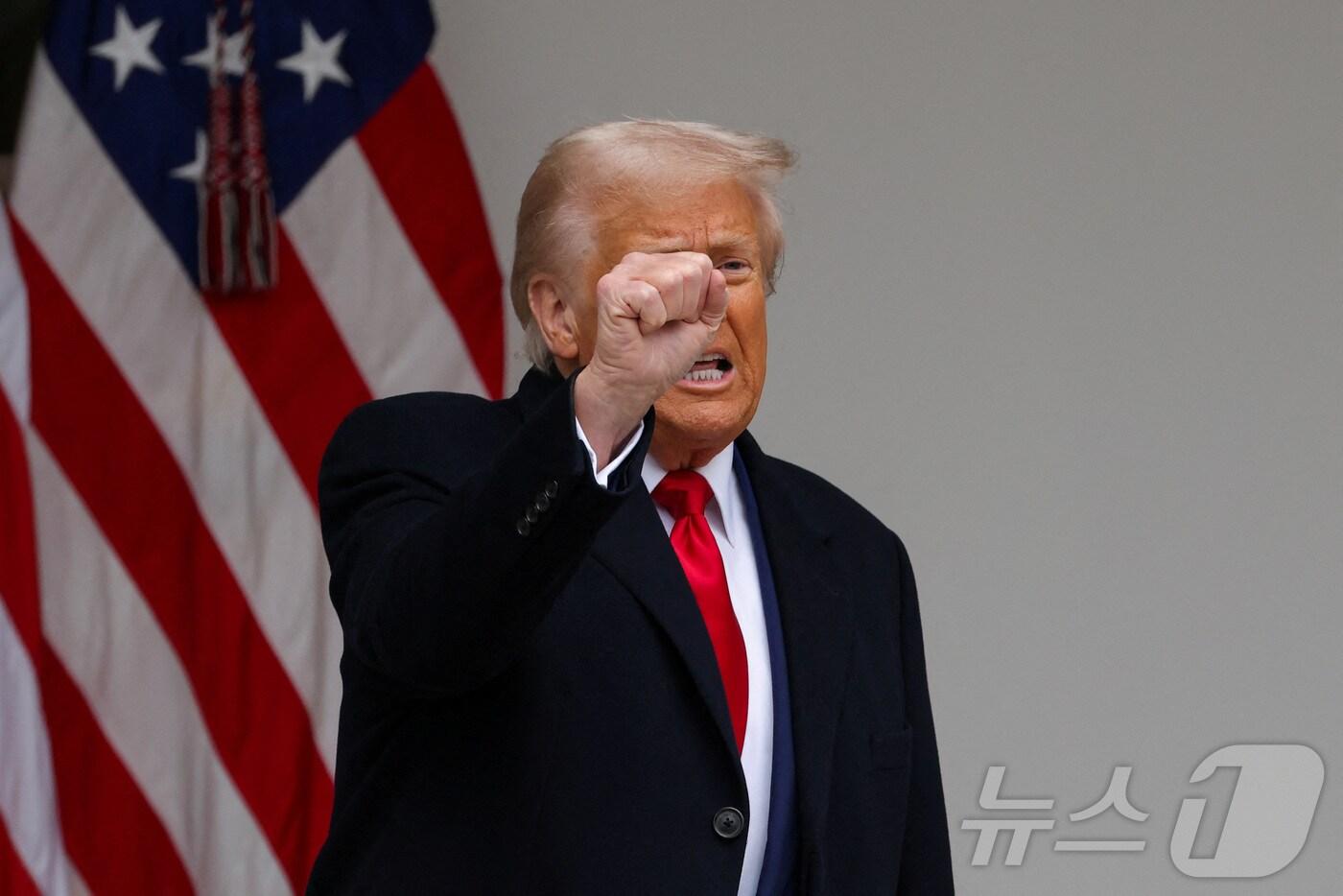 도널드 트럼프 미국 대통령이 2일(현지시간) 워싱턴 백악관 로즈가든에서 열린 ‘미국을 다시 부유하게’ 행사서 상호관세를 발표하는 행정명령 서명식 연설을 하며 주먹을 불끈 쥐고 있다. 2025.04.03 ⓒ 로이터=뉴스1 ⓒ News1 우동명 기자