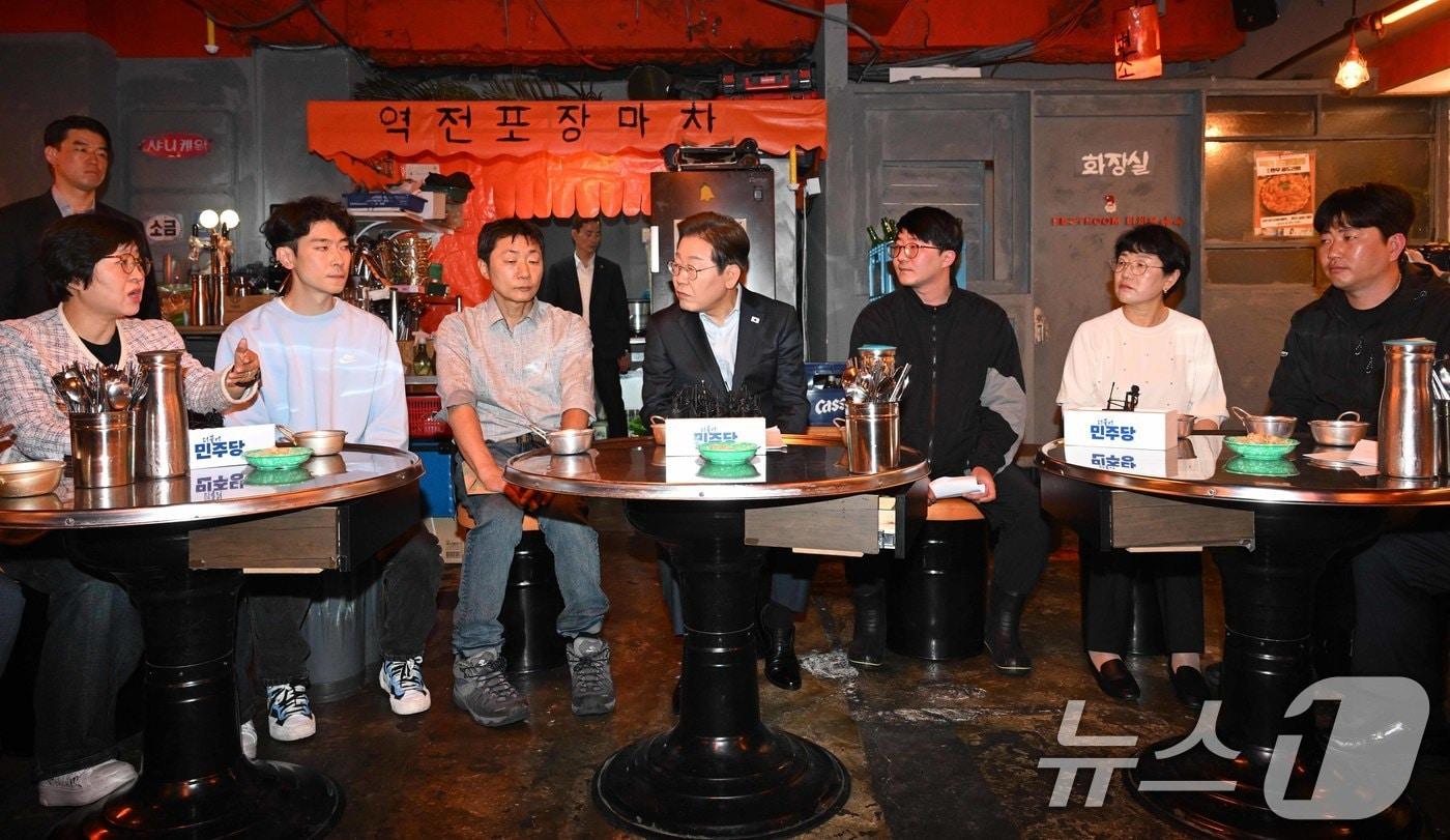 지난 1일 당시 이재명 더불어민주당 후보가 서울 종로구 한 음식점에서 열린 '민생시리즈2' 비전형 노동자 간담회에서 노동자들의 발언을 듣고 있다. (공동취재) 2025.5.1/뉴스1 ⓒ News1 이재명 기자