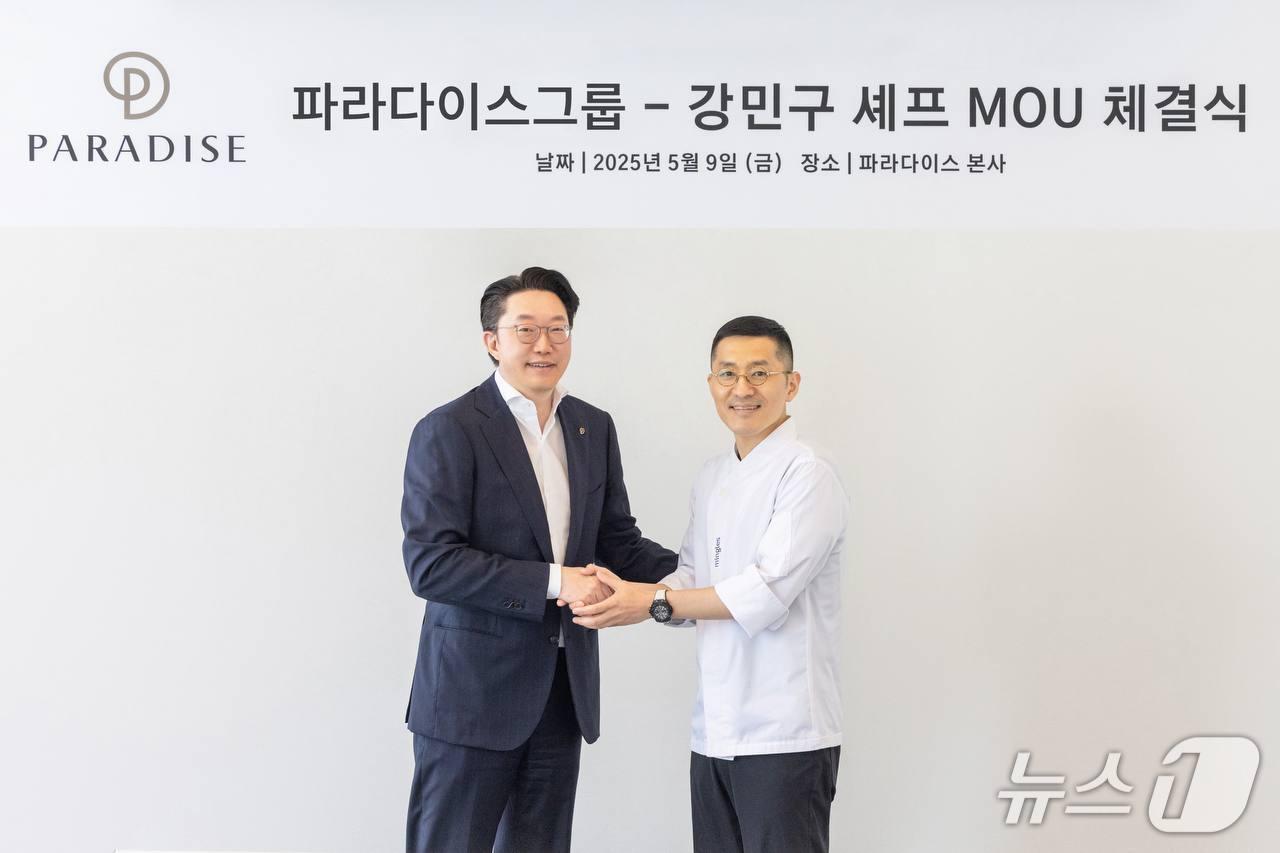 본문 이미지 - 최종환 파라다이스 대표이사(왼쪽)와 강민구 밍글스 오너셰프(파라다이스 제공)