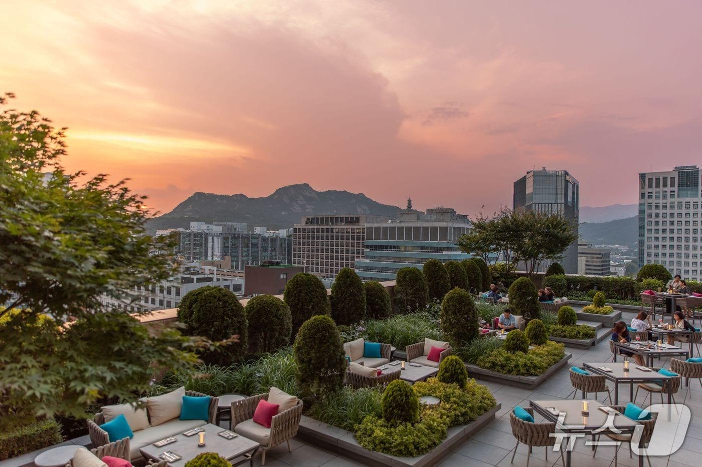 서울 도심 야외 테라스에서 만나는 여름 다이닝 서머 오울(포시즌스 서울 제공)