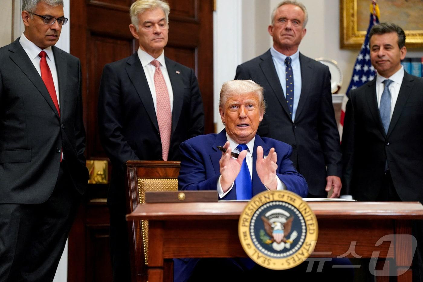 도널드 트럼프 미국 대통령이 12일(현지시간) 워싱턴 백악관에서 처방 약값 인하 행정 명령에 서명한 뒤 “처방약과 의약품 가격이 즉시 30~80% 내려갈 것”이라고 밝히고 있다. 2025.05.13 ⓒ 로이터=뉴스1 ⓒ News1 우동명 기자