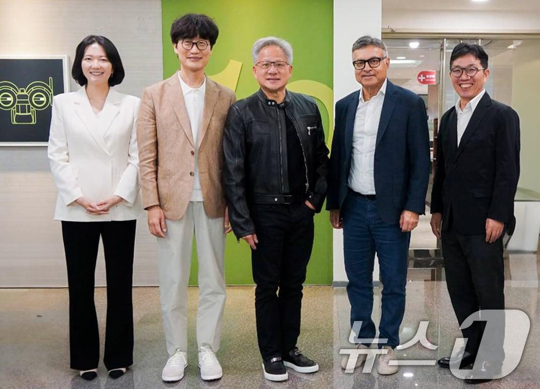 본문 이미지 - 네이버는 지난 22일 엔비디아 주요 경영진과 대만 엔비디아 오피스에서 미팅을 통해 소버린AI 구축 및 대규모 AI 데이터센터 사업 확장 방안 등에 대해 논의했다고 23일 밝혔다. 최수연 네이버 대표(왼쪽부터), 이해진 네이버 이사회 의장, 젠슨 황 엔비디아 CEO, 제이 퓨리 인비디아 총괄 부사장, 김유원 네이버클라우드 대표가 기념 촬영을 하고 있다. (네이버클라우드 제공. 재판매 및 DB 금지) 2025.5.23/뉴스1