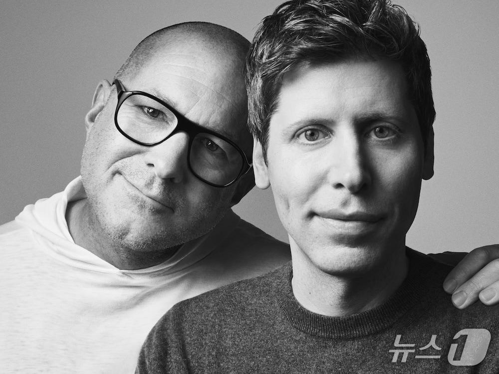 본문 이미지 - 샘 올트먼 오픈AI CEO(오른쪽)과 조니 아이브 io 대표(오픈AI 제공)